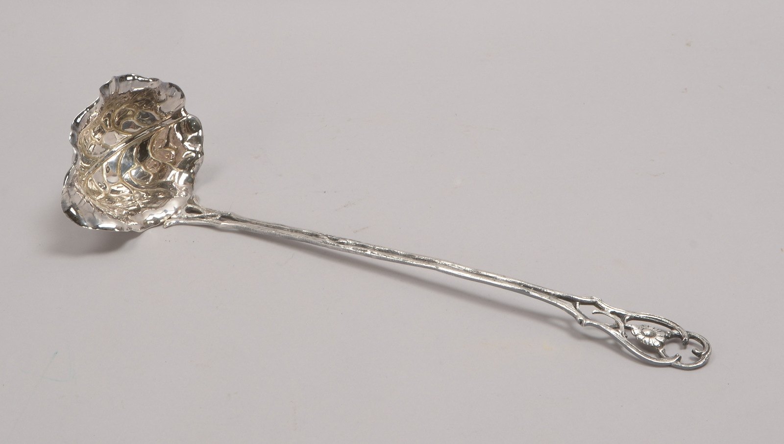 Antike Punschkelle, Silber (gepr.), floraler Reliefdekor, Laffe als 'Weinblatt'