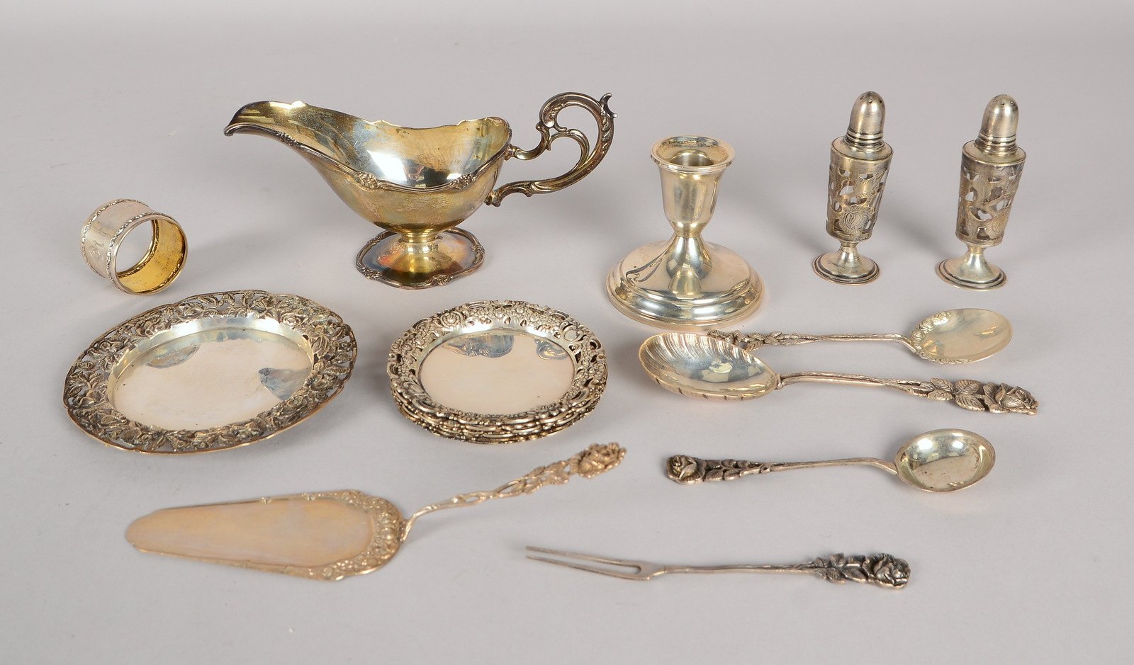 Tischsilber: Saucière, 7x Tellerchen, Pfeffer/Salz, 5x Besteckteile, u.a.; Gew. 654 g