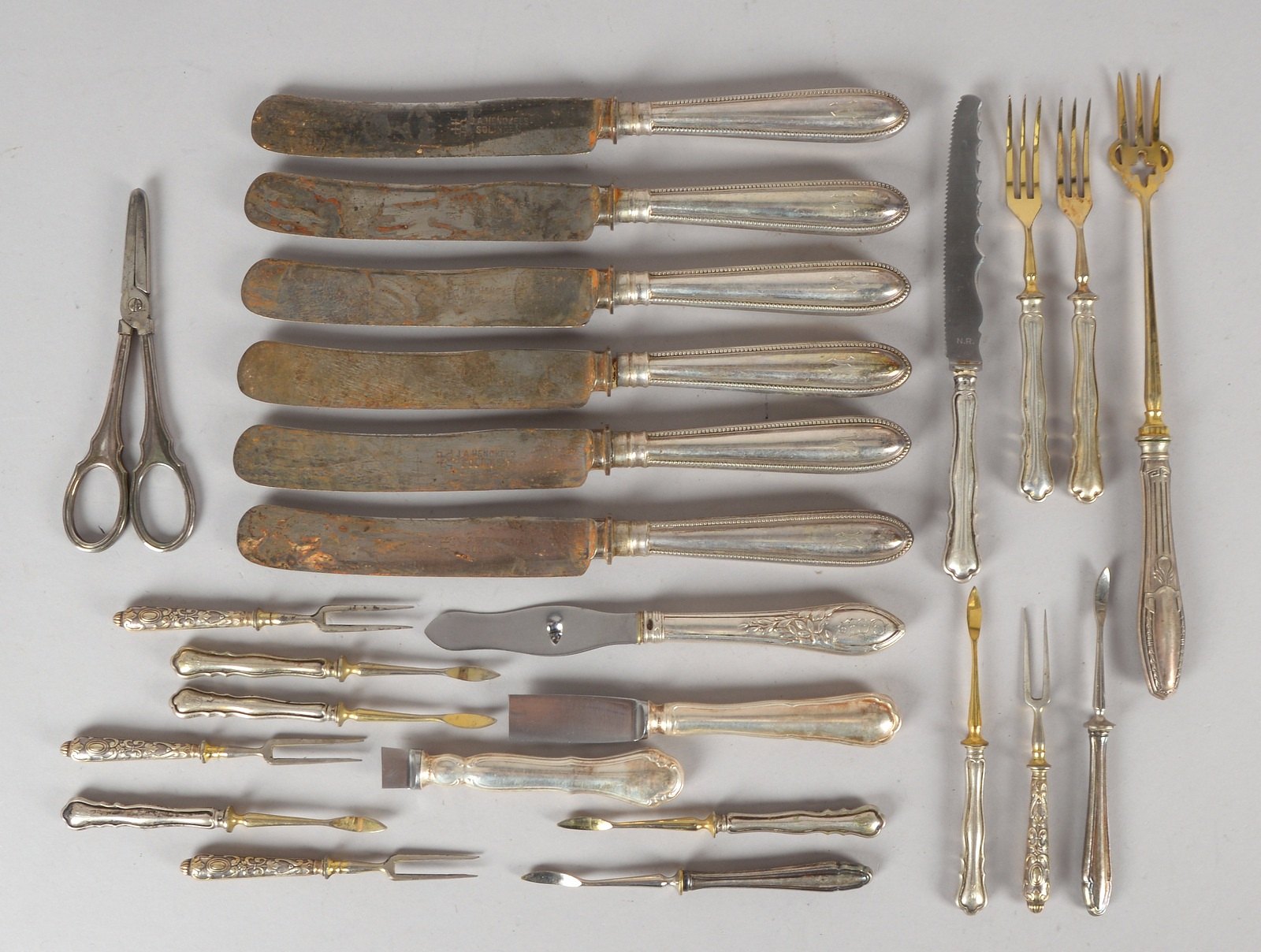 Tabelbesteck-Konvolut: Speisemesser und Speisegabeln, jeweils mit Silbergriff