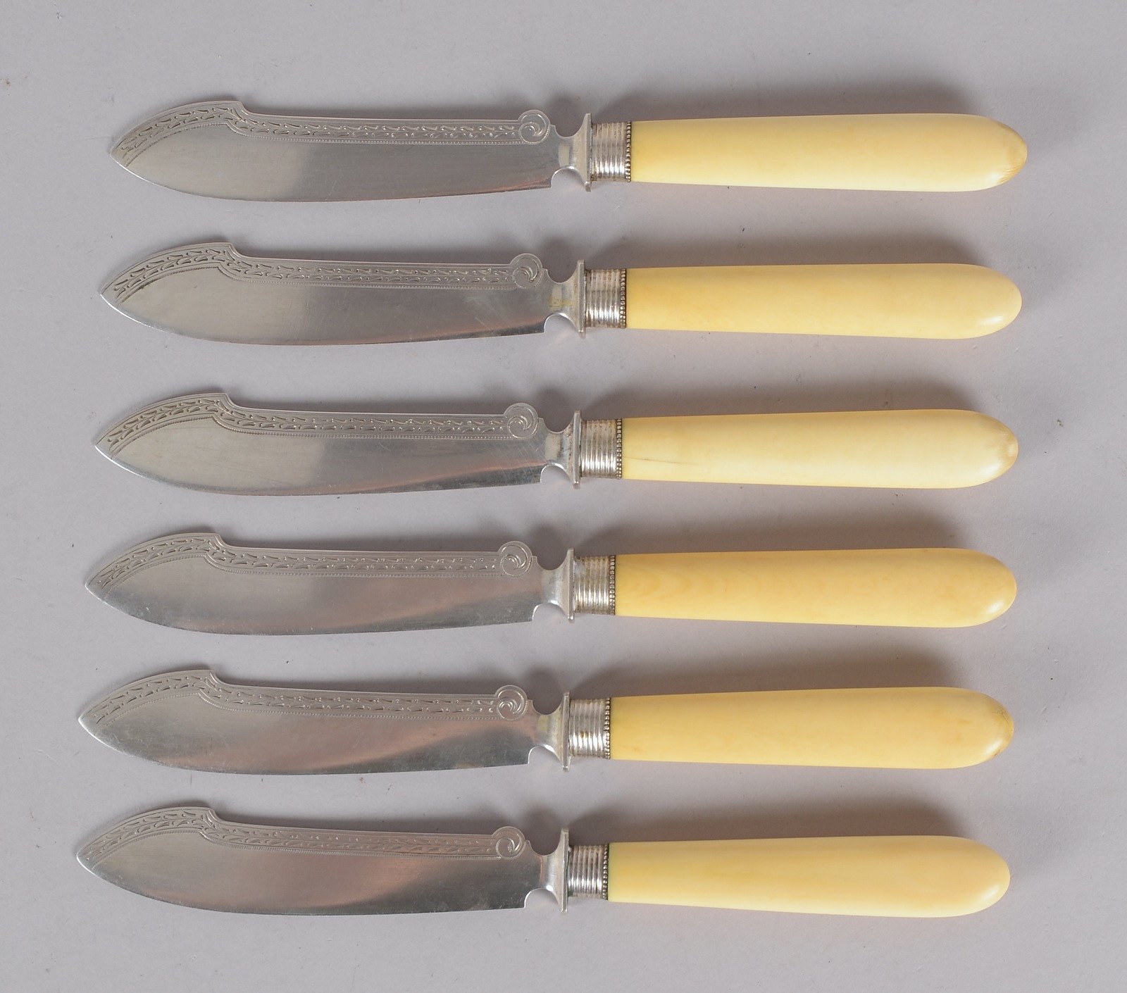6 Wilkens-Fischmesser, 750 Silber, Klingen punz./ziseliert, mit Bein-Griff