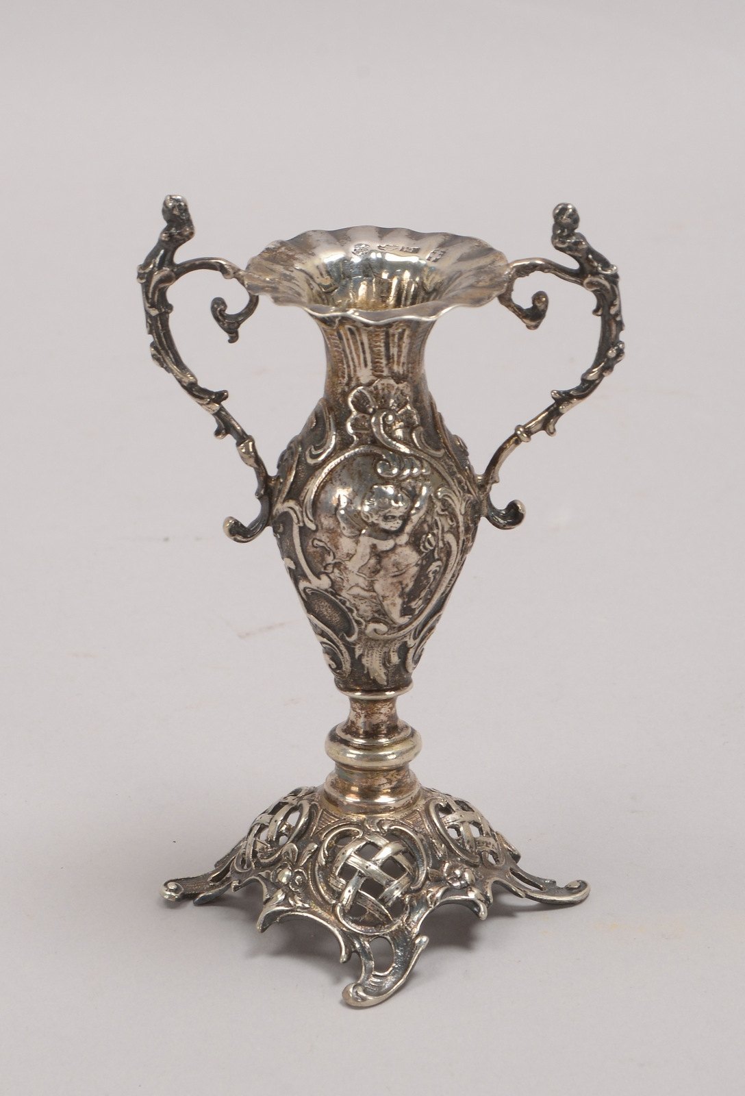 Kl. Tischvase, Silber, mehrf. punz., barockes Dekor; Höhe 12,5 cm, Gew. 98 g