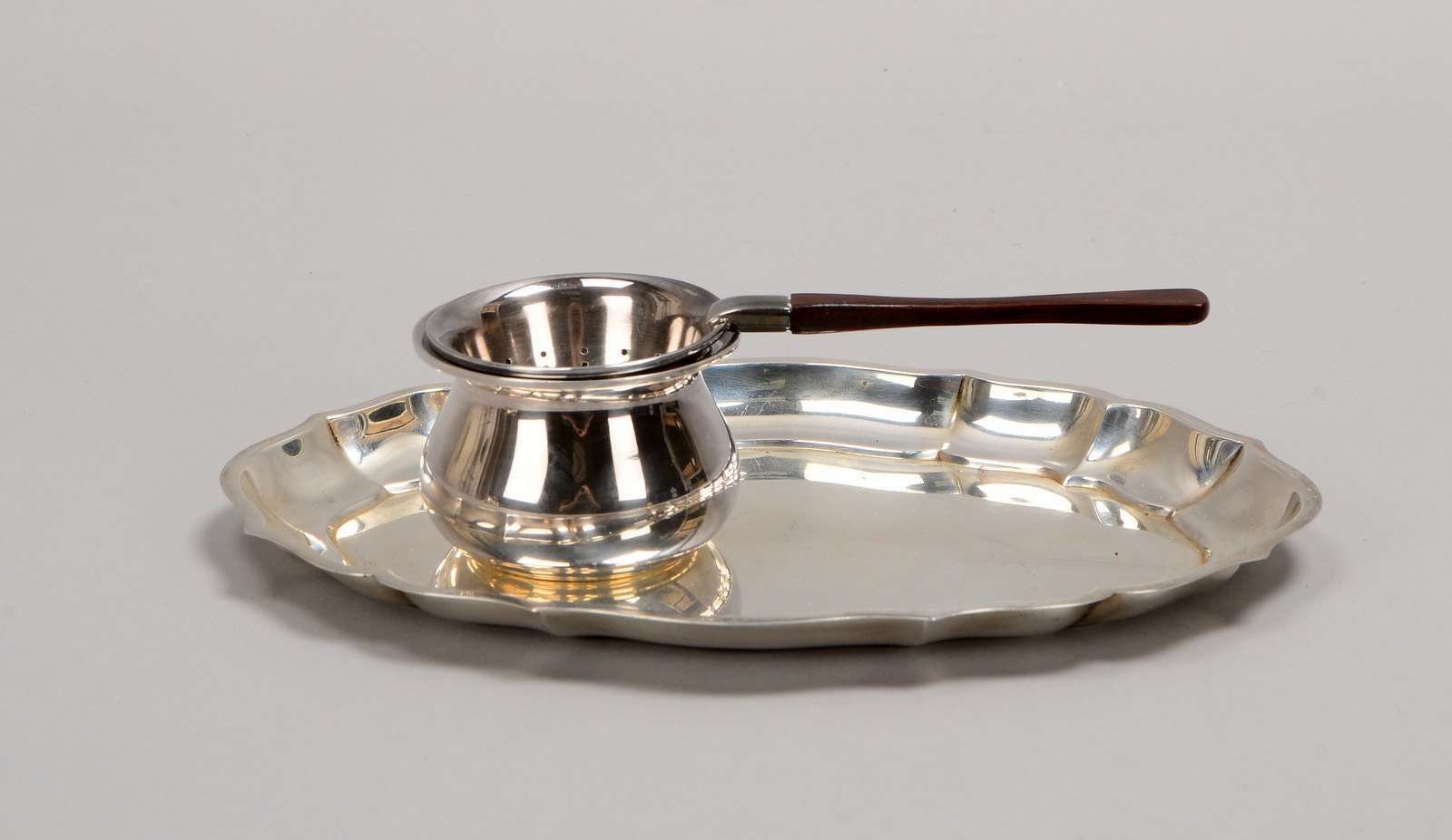 Teesieb, 925 Silber, Ebenholz-Griff, mit Behältnis; und Teller/oval, 835 Silber