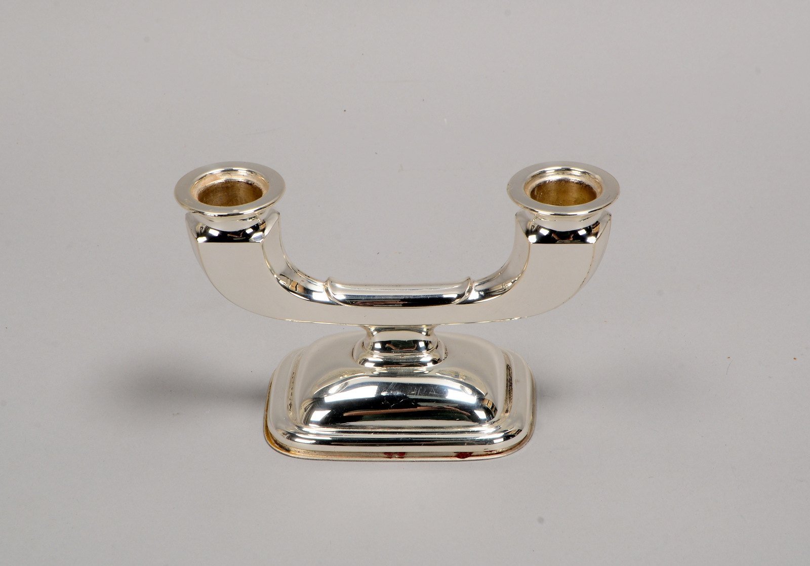 Tischkerzenleuchter, 925 Sterlingsilber (mehrf. punz.), 2-fl. - gefüllt!; Höhe 9 cm