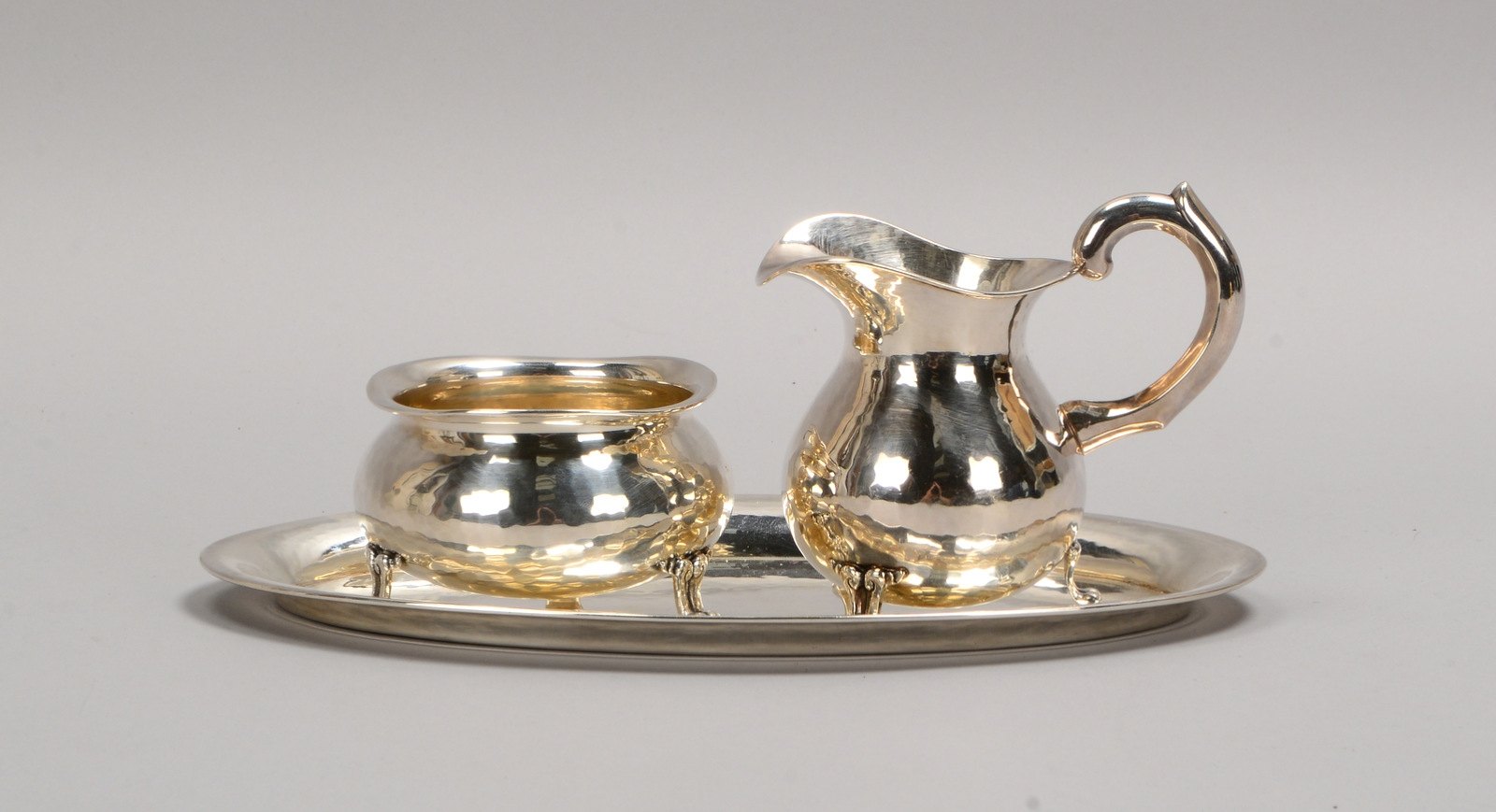 Zucker und Sahne auf Tablett, 835 Silber (mehrf. punz.), Hammerschlag-Dekor, auf Füßen