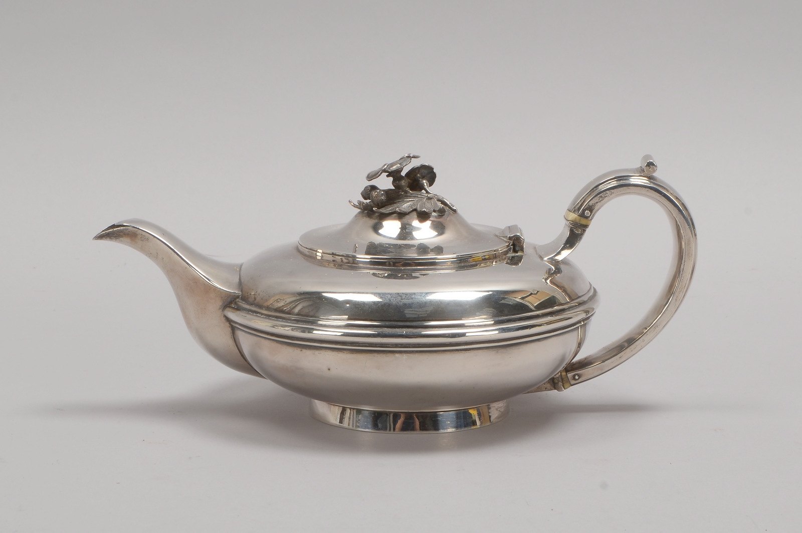 Schenkkanne (London, Meisterpunze J.A.'), Sterlingsilber (mehrf. punz.); Gew. 600 g