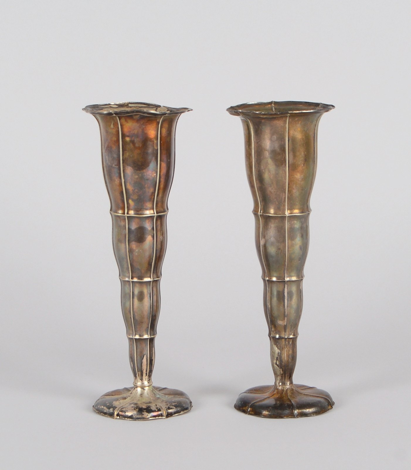 Paar Tischvasen, 800 Silber (1x gefüllt); Höhe 22 cm, Gew./reines Silber: 200 g