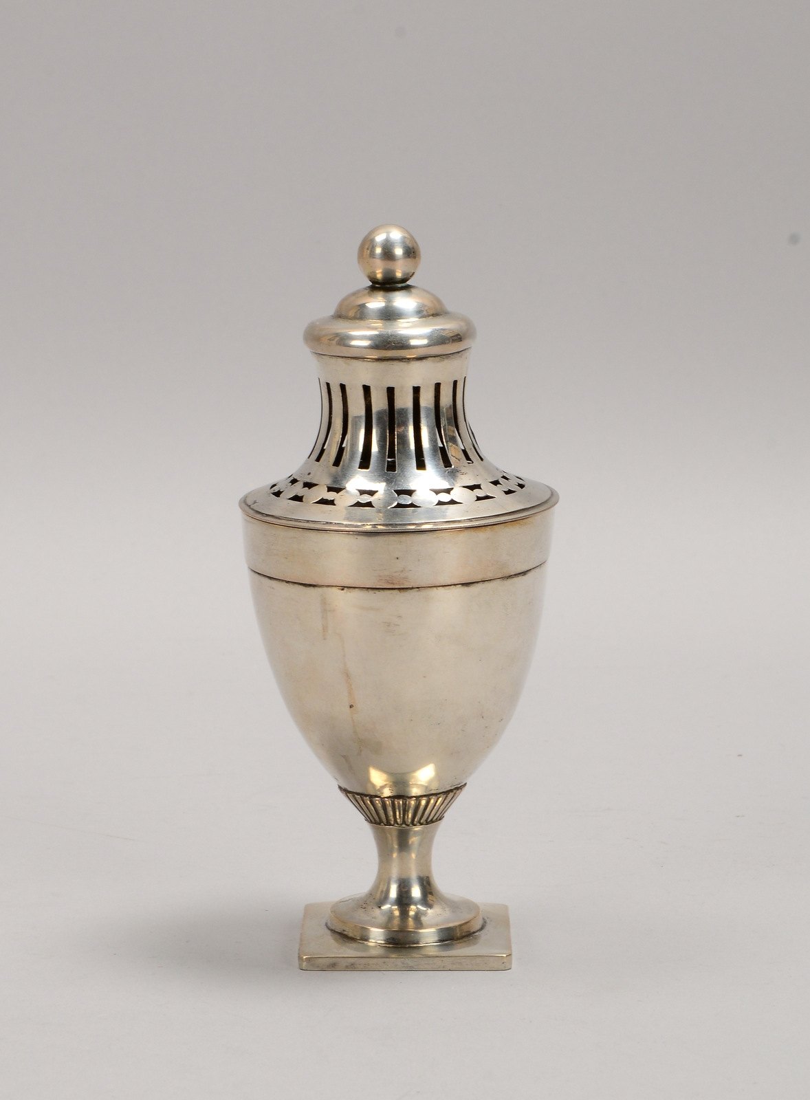 Großer Zuckerstreuer, antik, Silber (geprüft); Höhe 17 cm, Gewicht 160 g