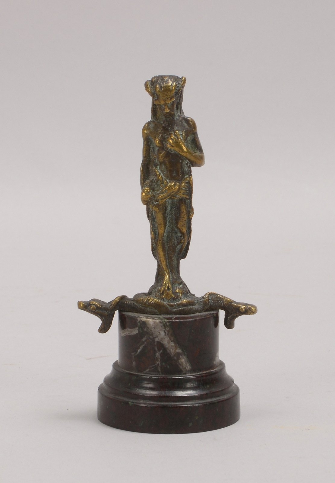 Kl. Bronzestatue, 'Panfigur auf zwei Schlangen stehend', runder Marmorsockel