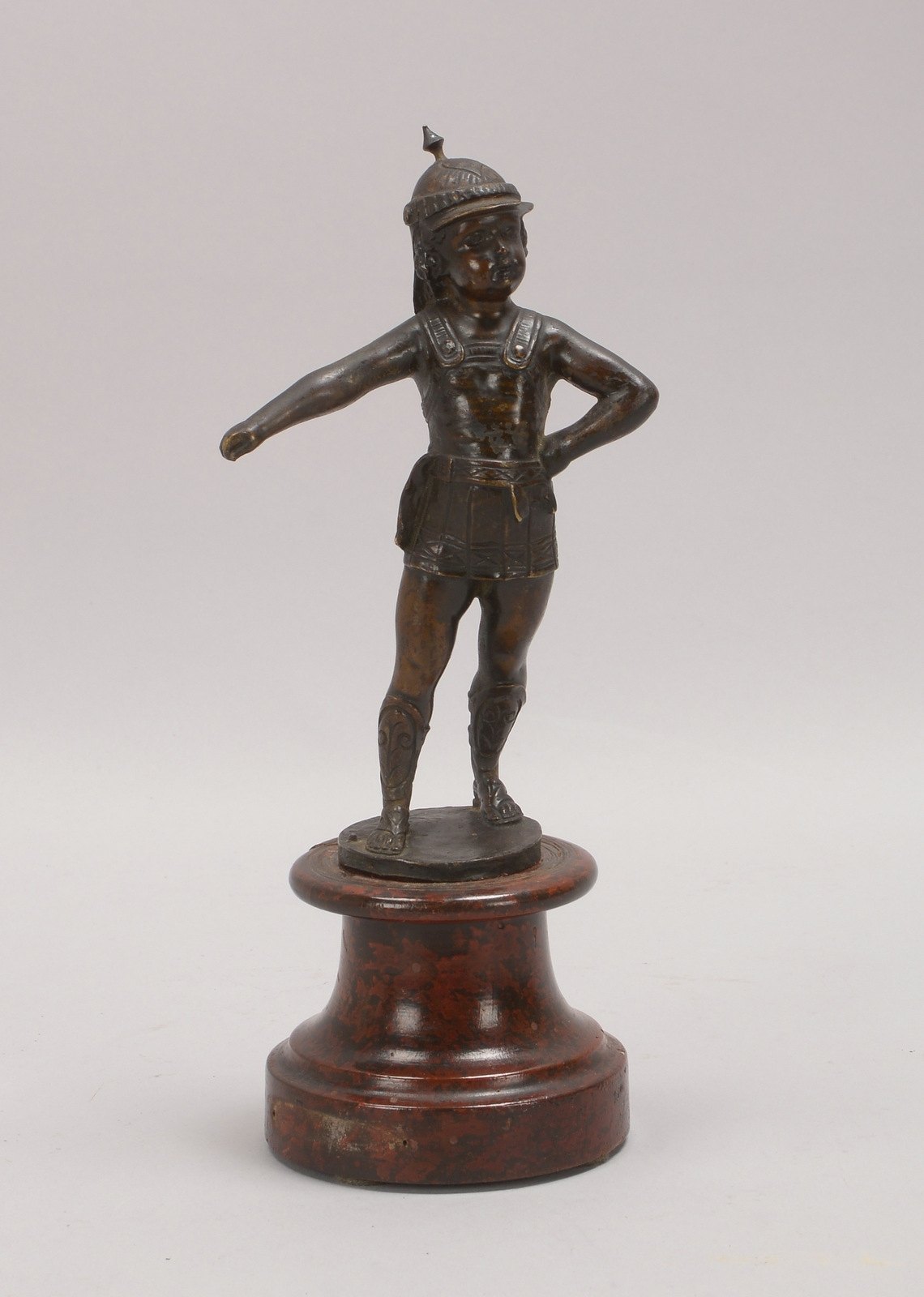 Bronzefigur, 'Knabe in Soldatenkleidung', auf staffiertem Holzsockel