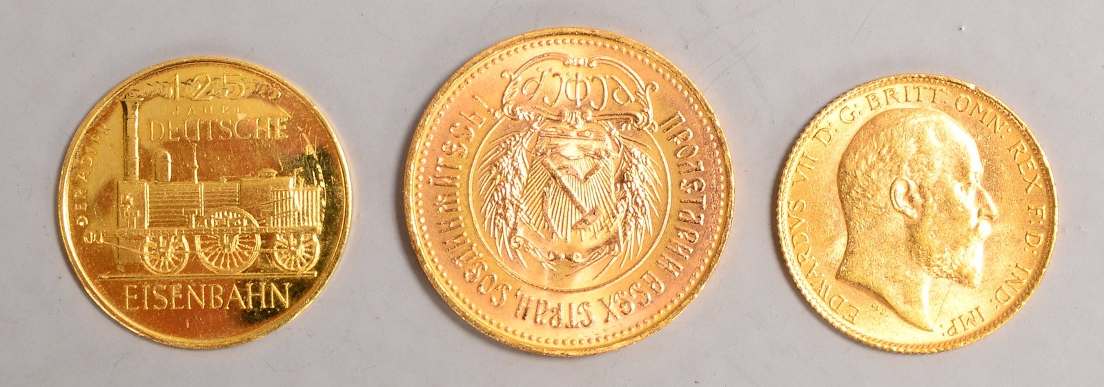 3x Goldmünzen: '10 Rubel', '1/2 Sovereign', und Jubiläumsmünze dt. Eisenbahn