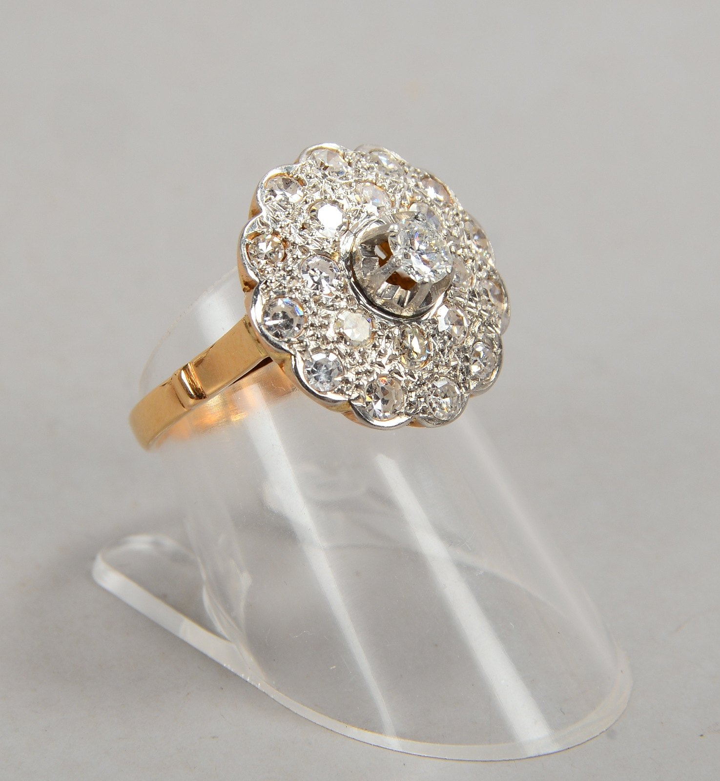 Ring, 750 GG/WG (gest.), Blütenform, mit Altschliff-Diamant/ca. 0,25 ct, Farbe G - H