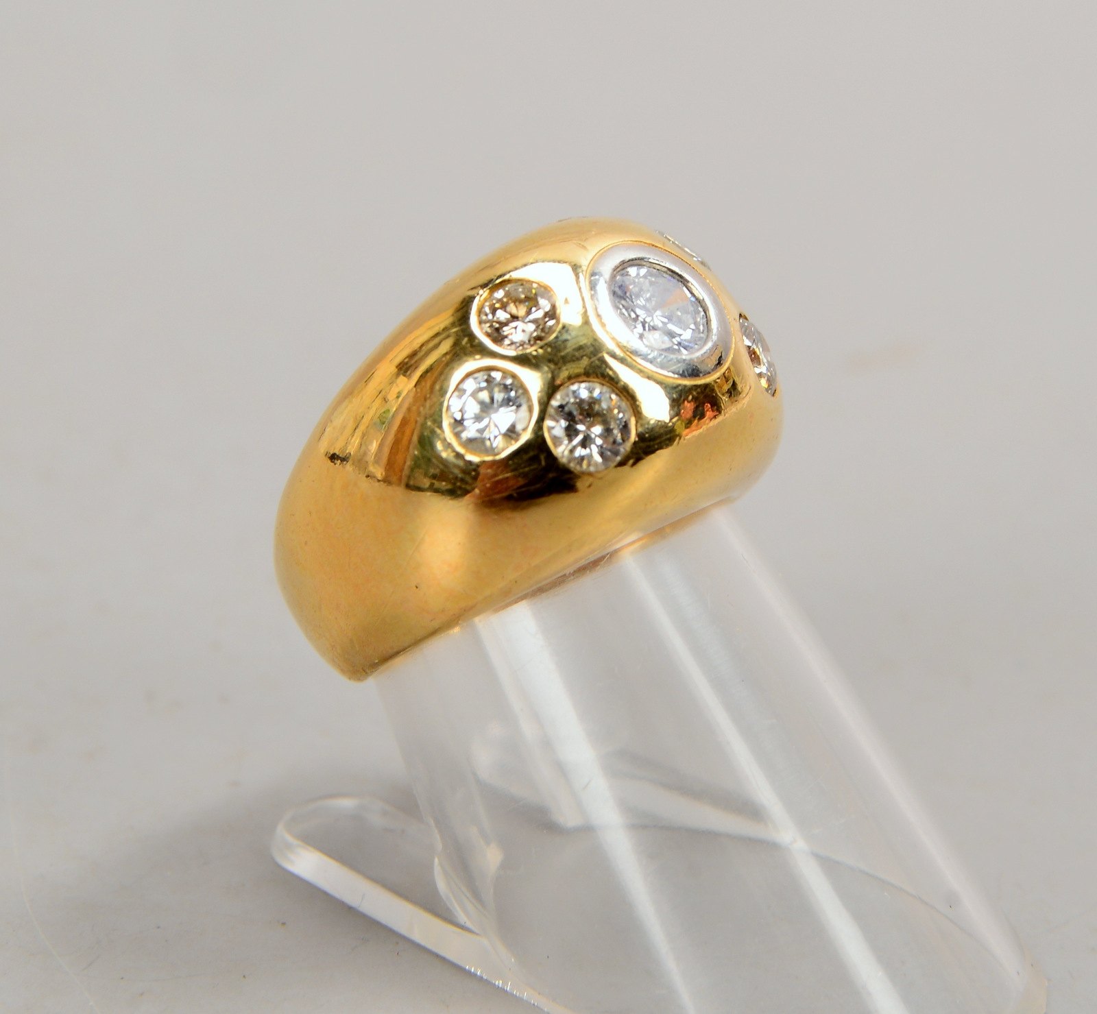 Ring, 585 GG (gest.), zentraler Brill./ca. 0,50 ct sowie 6x kl. Brill./ca. 1,08 ct, F - K