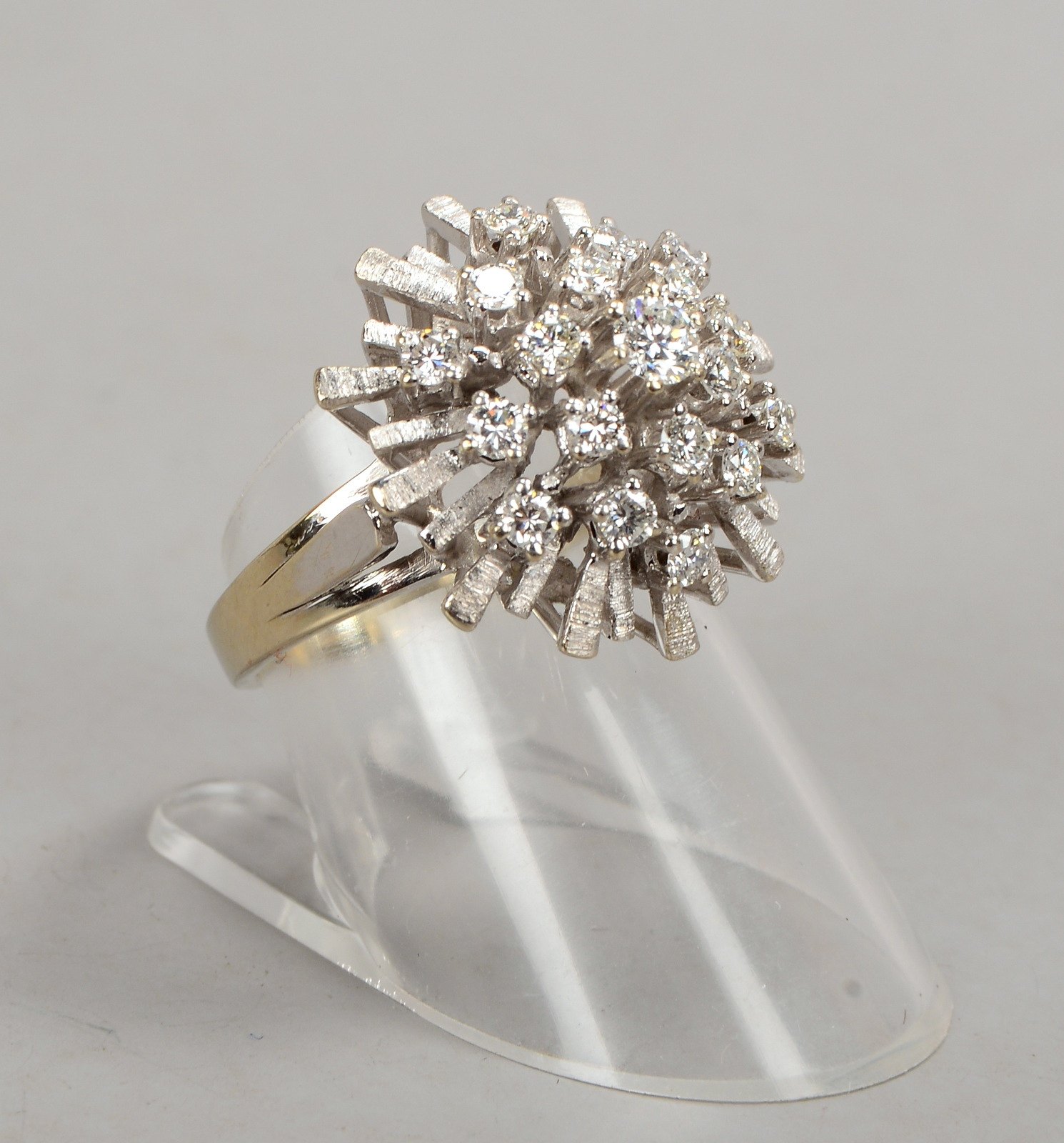 Ring, 585 WG (gest.), mit 19x Brill./zus. 0,79 ct, Farbe G - H, LR-Vvs; RG 53