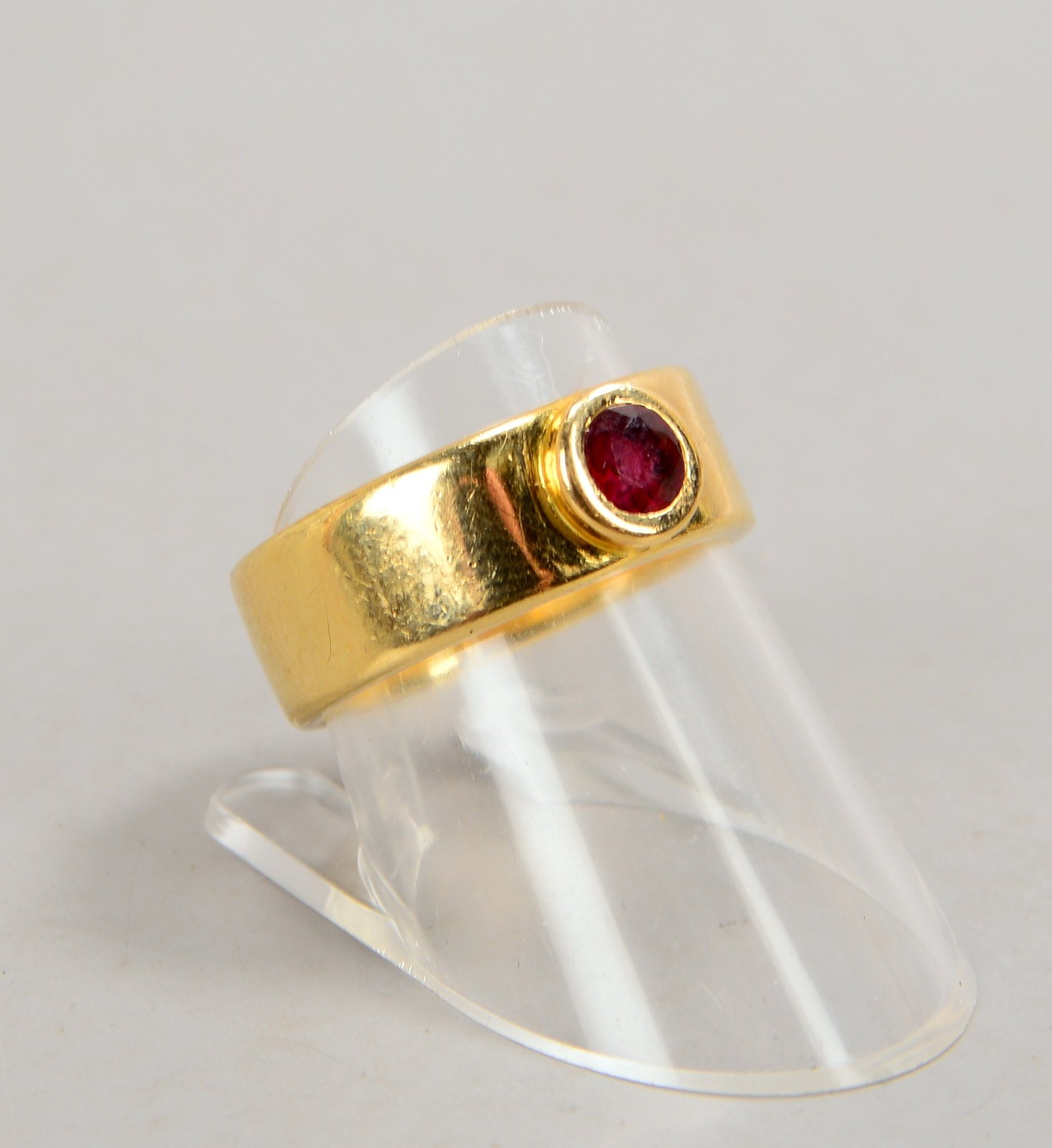Bandring (Goldschmiedeanfertigung, 585 GG (gest.), mit Rubin von ca. 0,63 ct