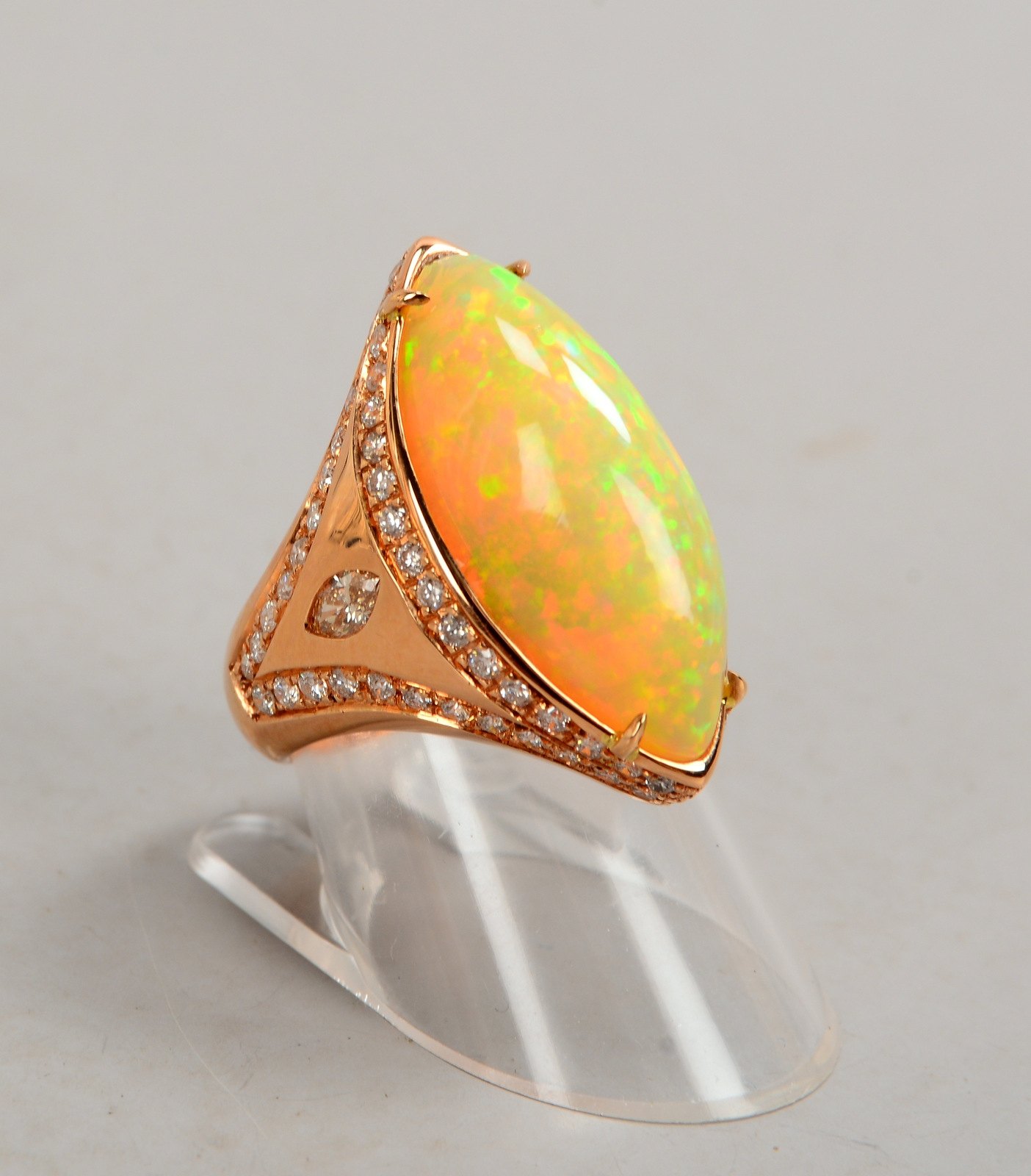 Ring, 750 GG (gest.), mit Opalcabochon/ca. 10,15 ct, und Diamanten/ca. 1,63 ct