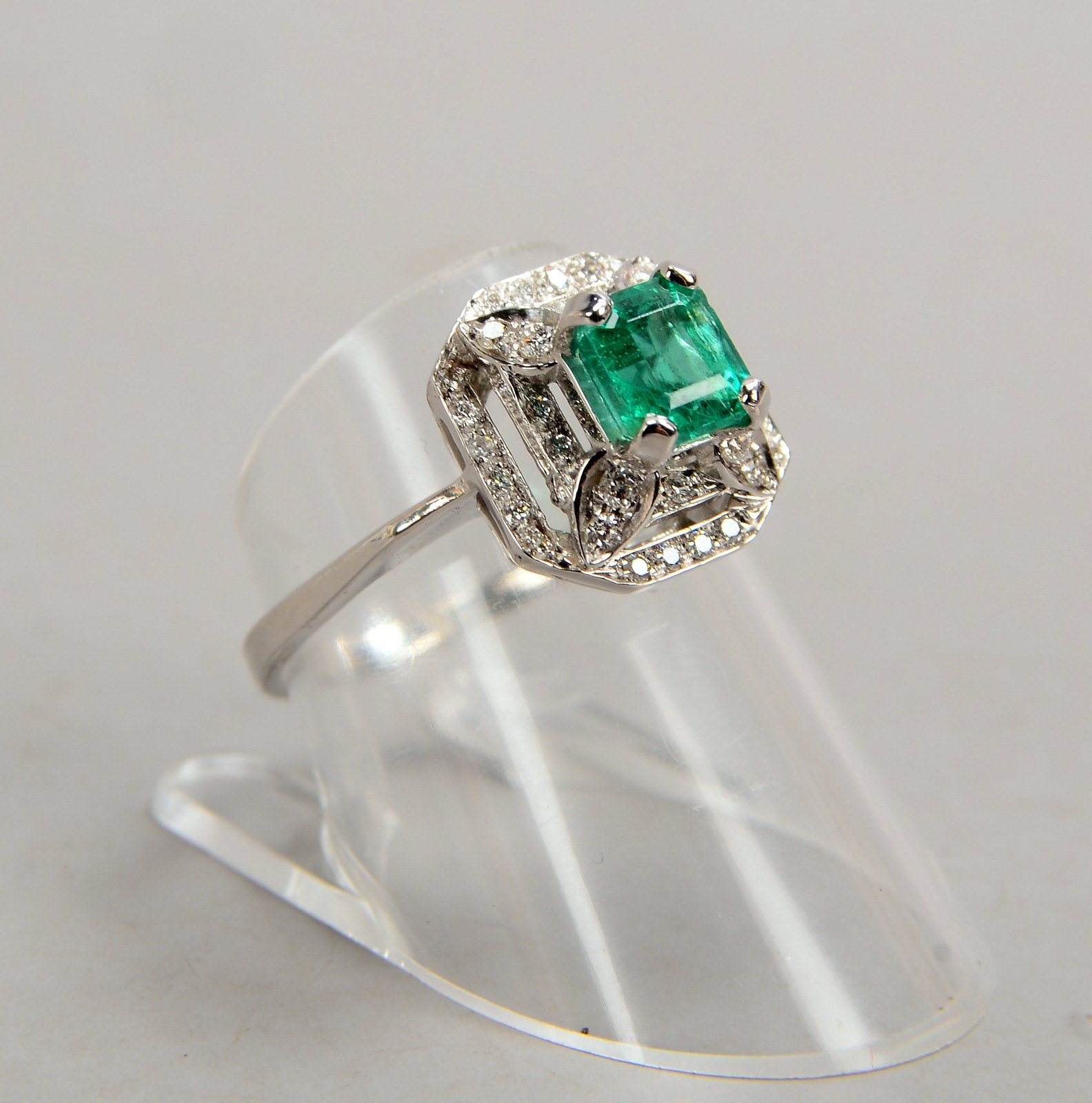 Ring, 750 WG (gest.), mit Smaragd/ca. 0,92 ct und Brill./ca. 0,22 ct; Maße RK 12 x 12 mm