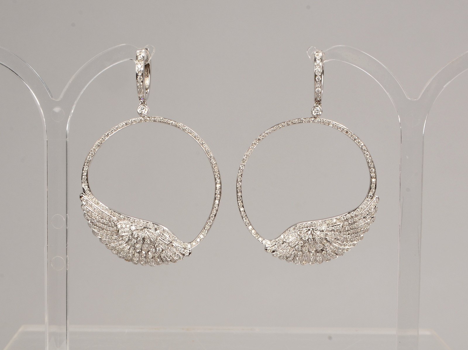 Paar Ohrstecker, 750 WG (gest.), Ringform/'Schwanenflügel', mit Diam./ca. 2,63 ct