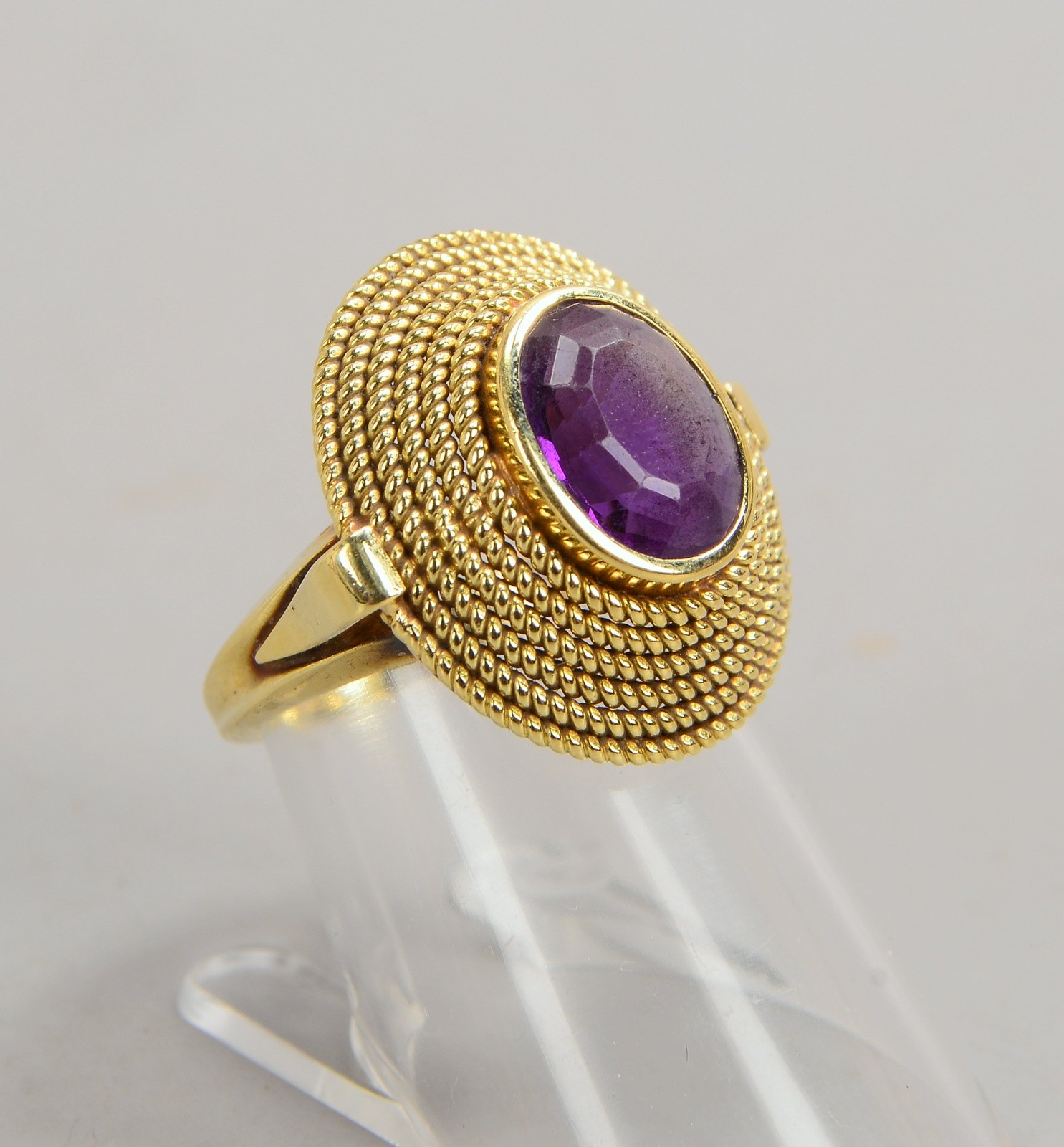Ring, 585 GG (gest.), getreppter Ringkopf mit fac. ovalem Amethyst