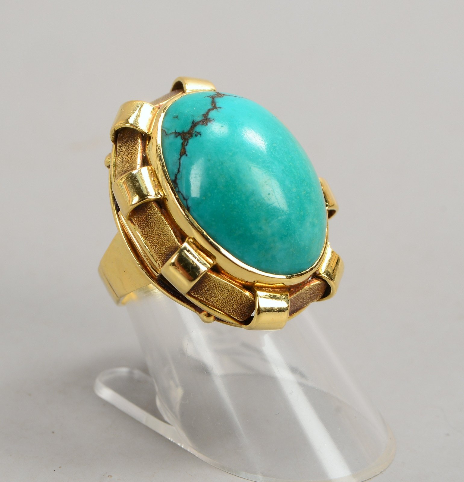 Ring, 585 GG (gest.) mit Türkiscabochon; RG 51, Ringkopf 23 x 28 mm