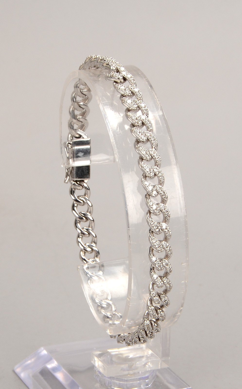 Panzerarmband, 750 GG (gest.), mit 270x kl. Brill./ca. 2,20 ct, mit Steckschließe