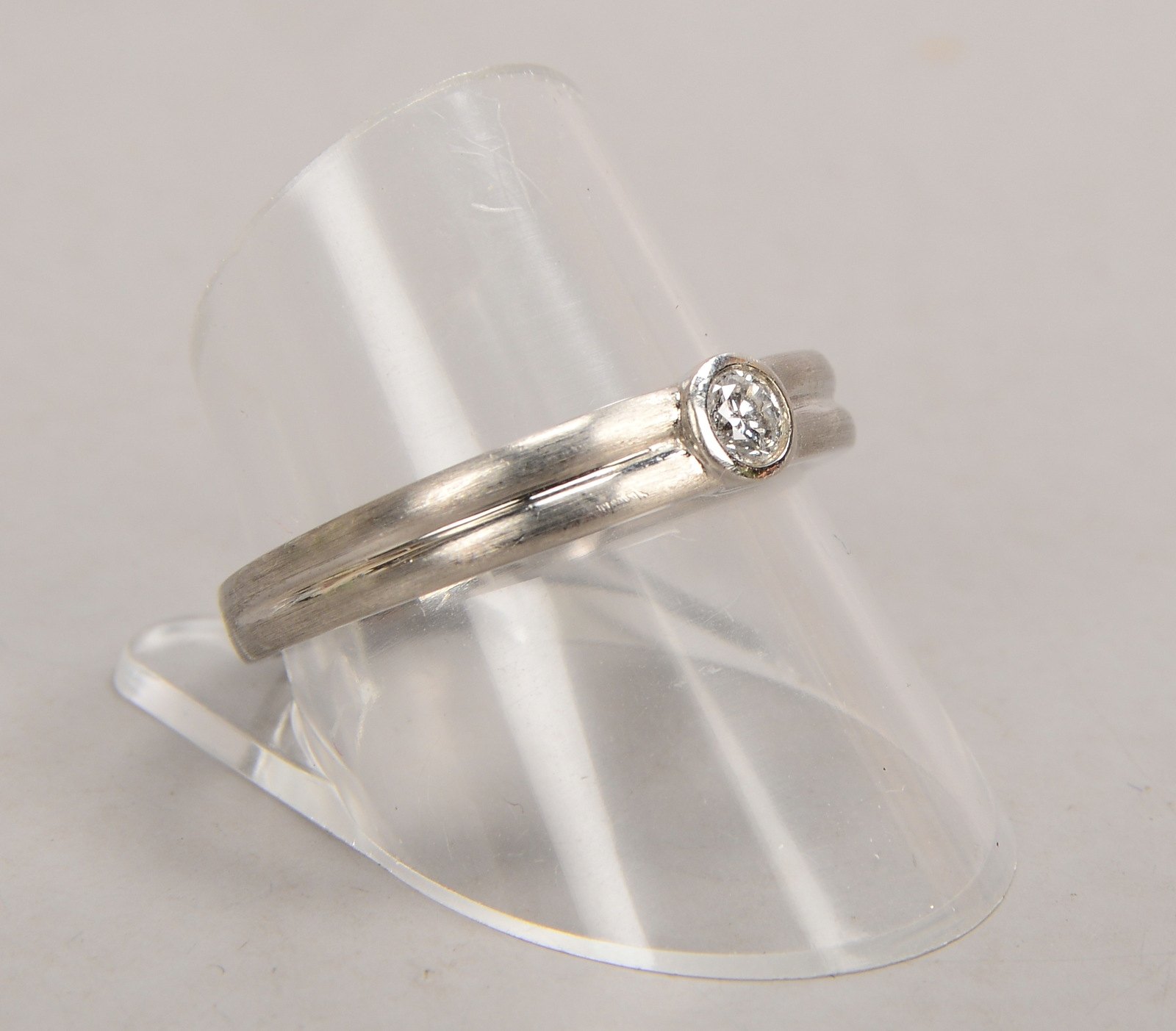 Solitärring, 950 Platin (gest.), mit Brillant von ca. 0,15 ct, Farbe Weiß, Vvsi