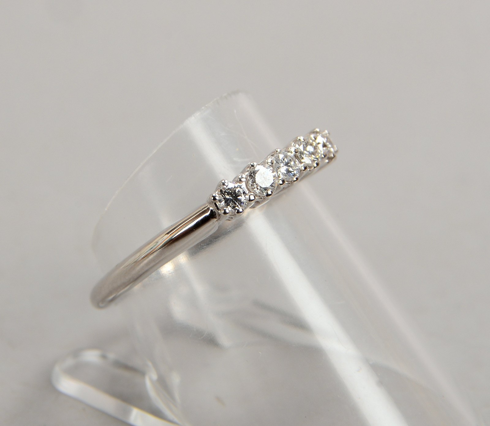 Ring, 750 WG (gest.), mit 5x Brillanten/0,25 ct, F-Vsi; RG 55, Gew. 2,83 g