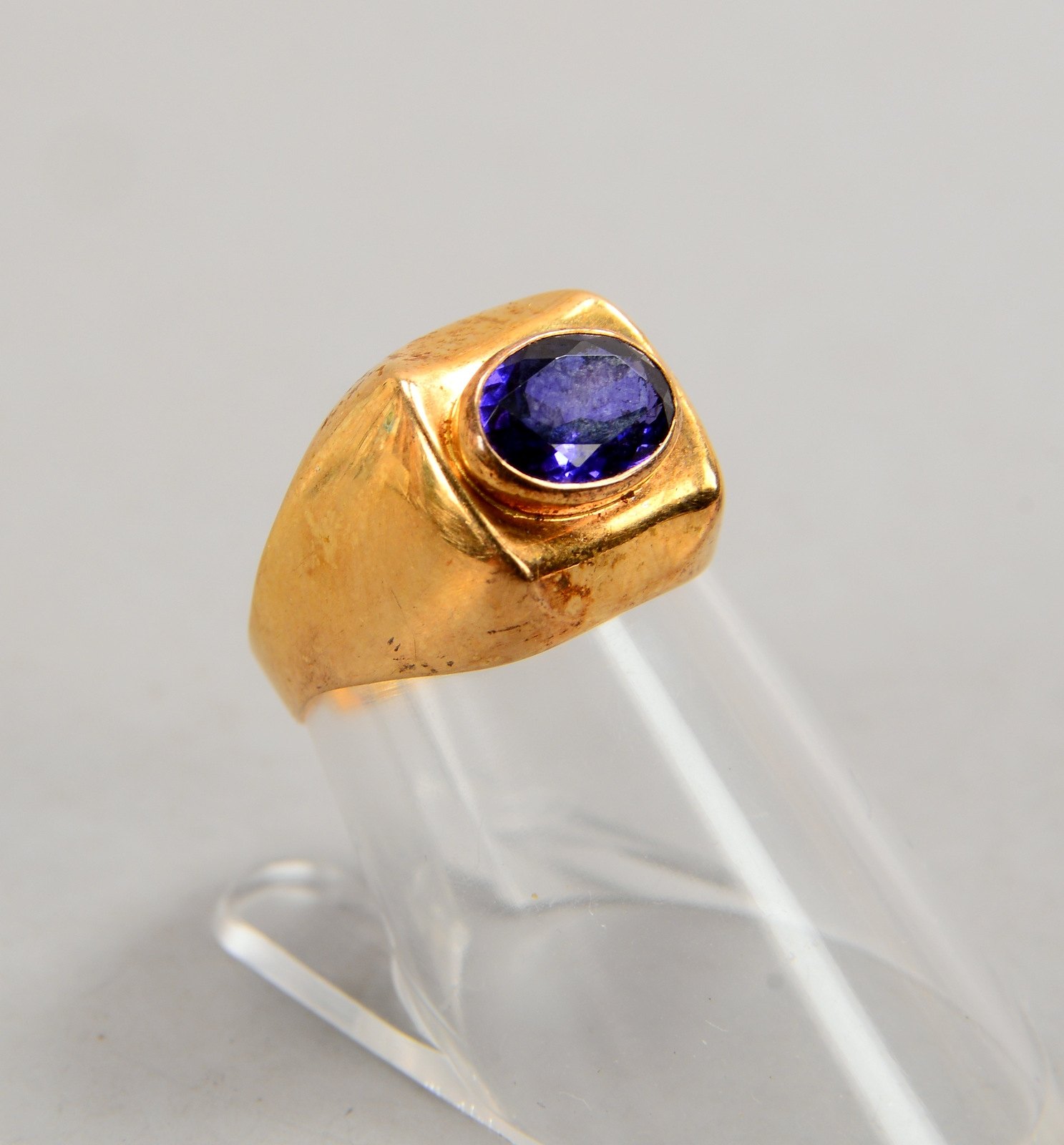 Ring, 750 GG, mehrf. punz., besetzt mit Saphir im Ovalschliff; RG 49, Gew. 2,70 g