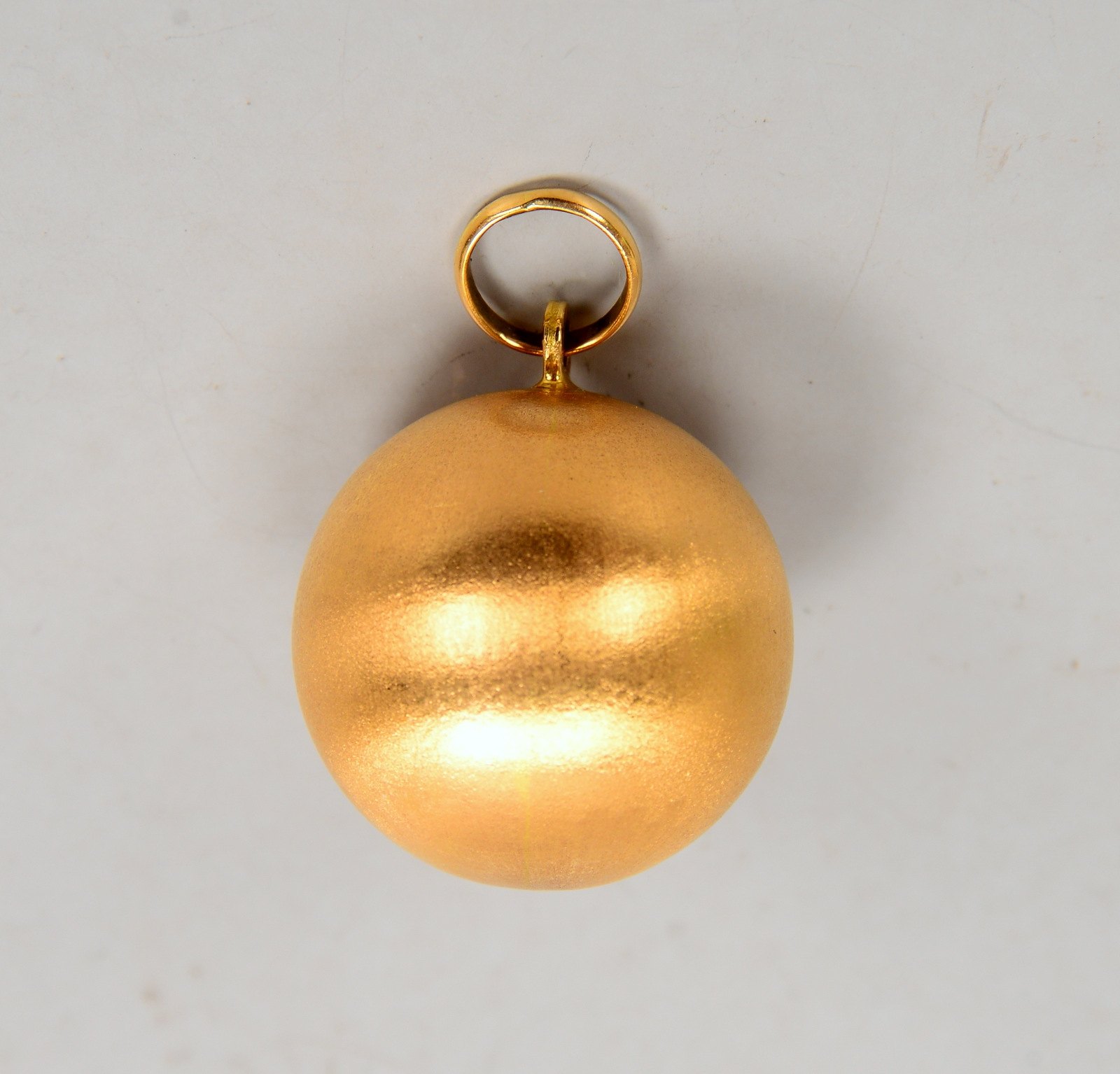 Anhänger, 750 GG (gest.), in Kugelform; Durchmesser Ø 22 mm, Gewicht 7,60 g