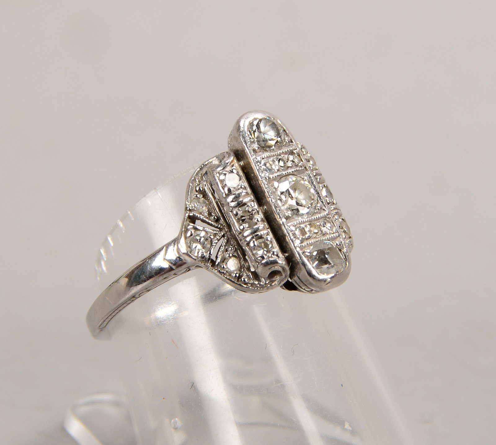 Ring (Art déco), 585 WG (gest.), mit 15x Diamanten/3x Steine im Altschliff; RG 53