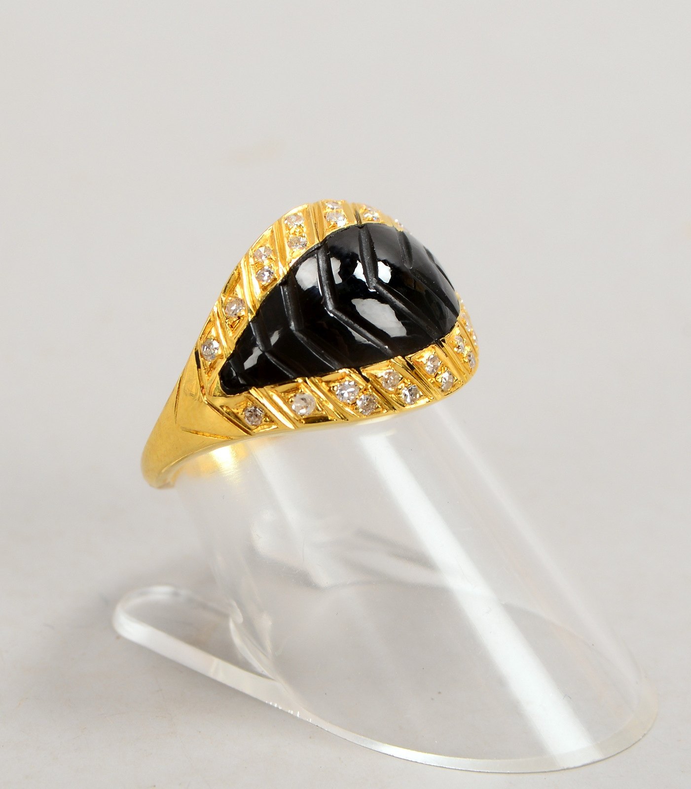 Ring, 750 GG (gepr.), Blattform, Ringkopf emailliert, mit Diamanten/zus. 0,28 ct