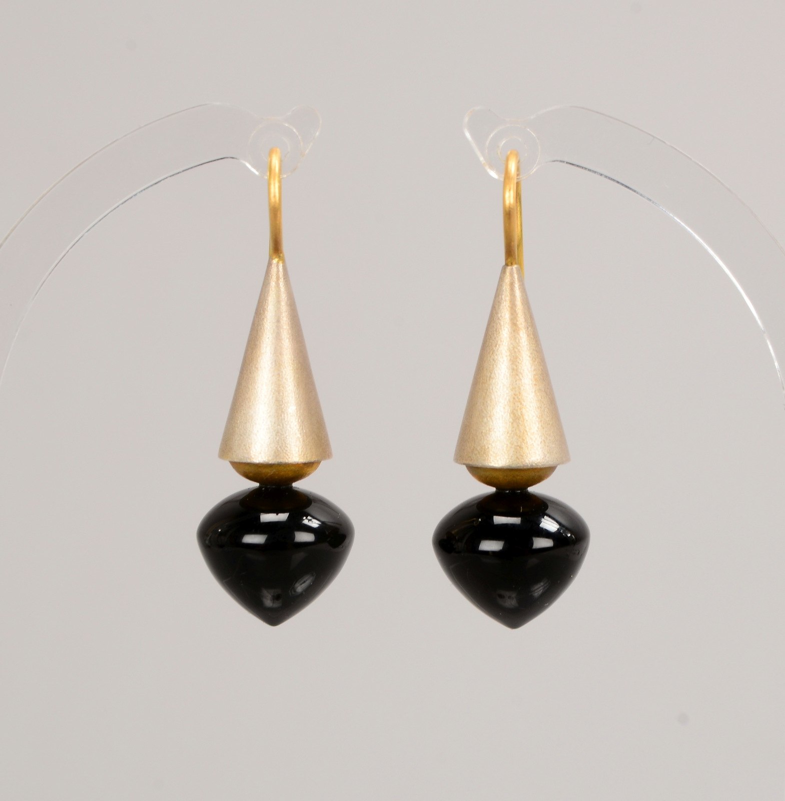 Erich Hergert/Bremen, Paar Ohrhänger, 925 Silber/900 Gold, mit Onyxbesatz