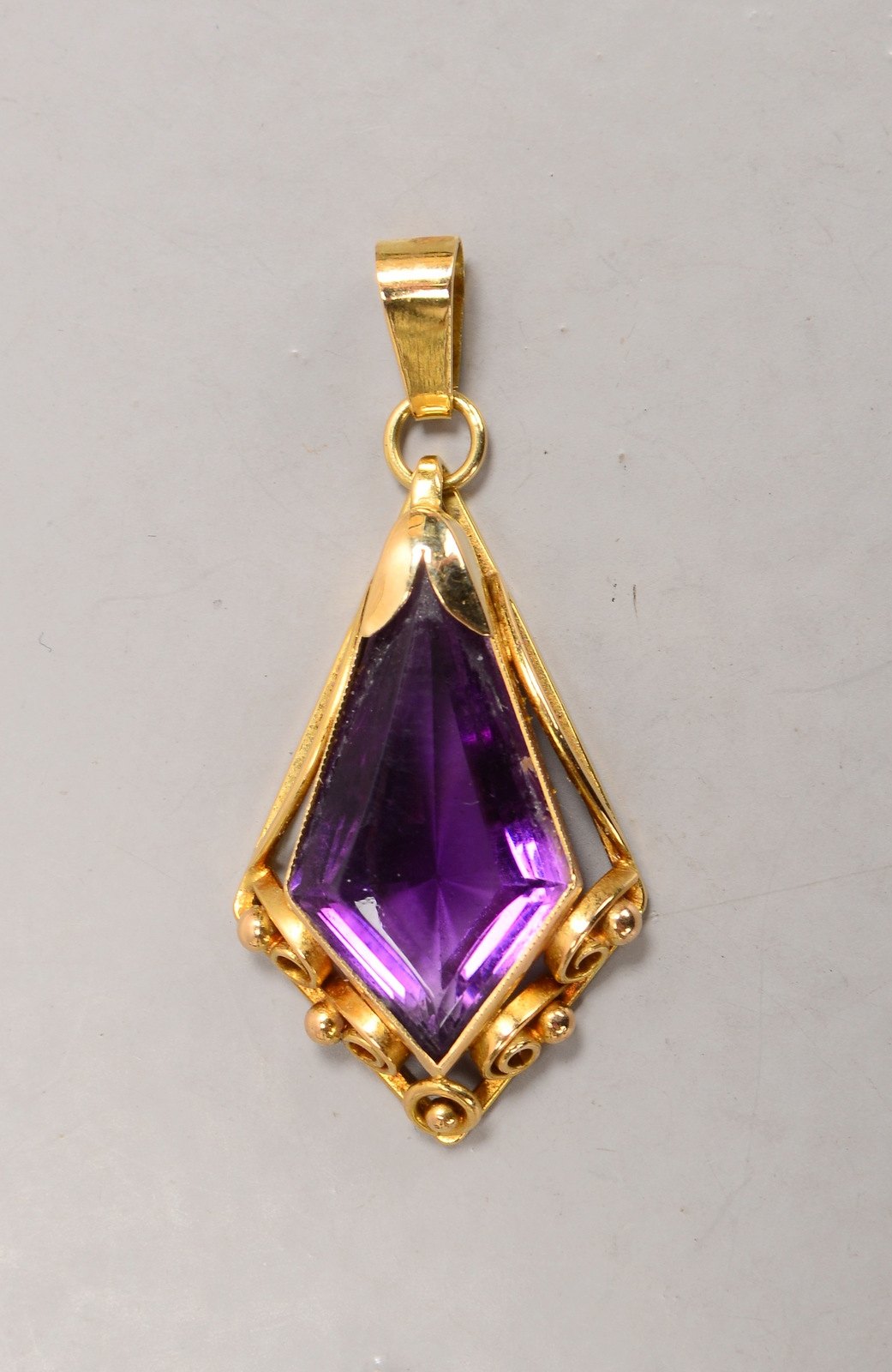 Anhänger, 585 GG-Fassung, mit facettiertem Amethyst im Kiteschliff