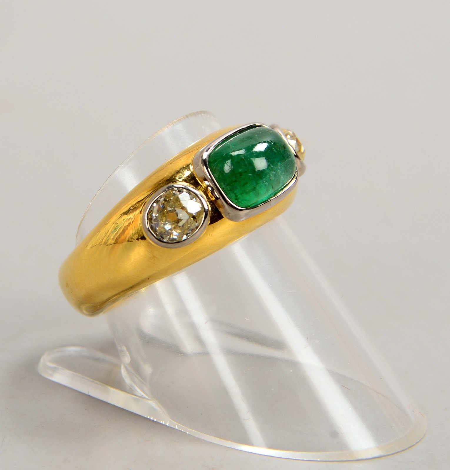 Ring, 750 GG (gest.), Smaragd/ca. 1,08 ct, 2x Altschliff-Diamanten/ca. 0,78 ct