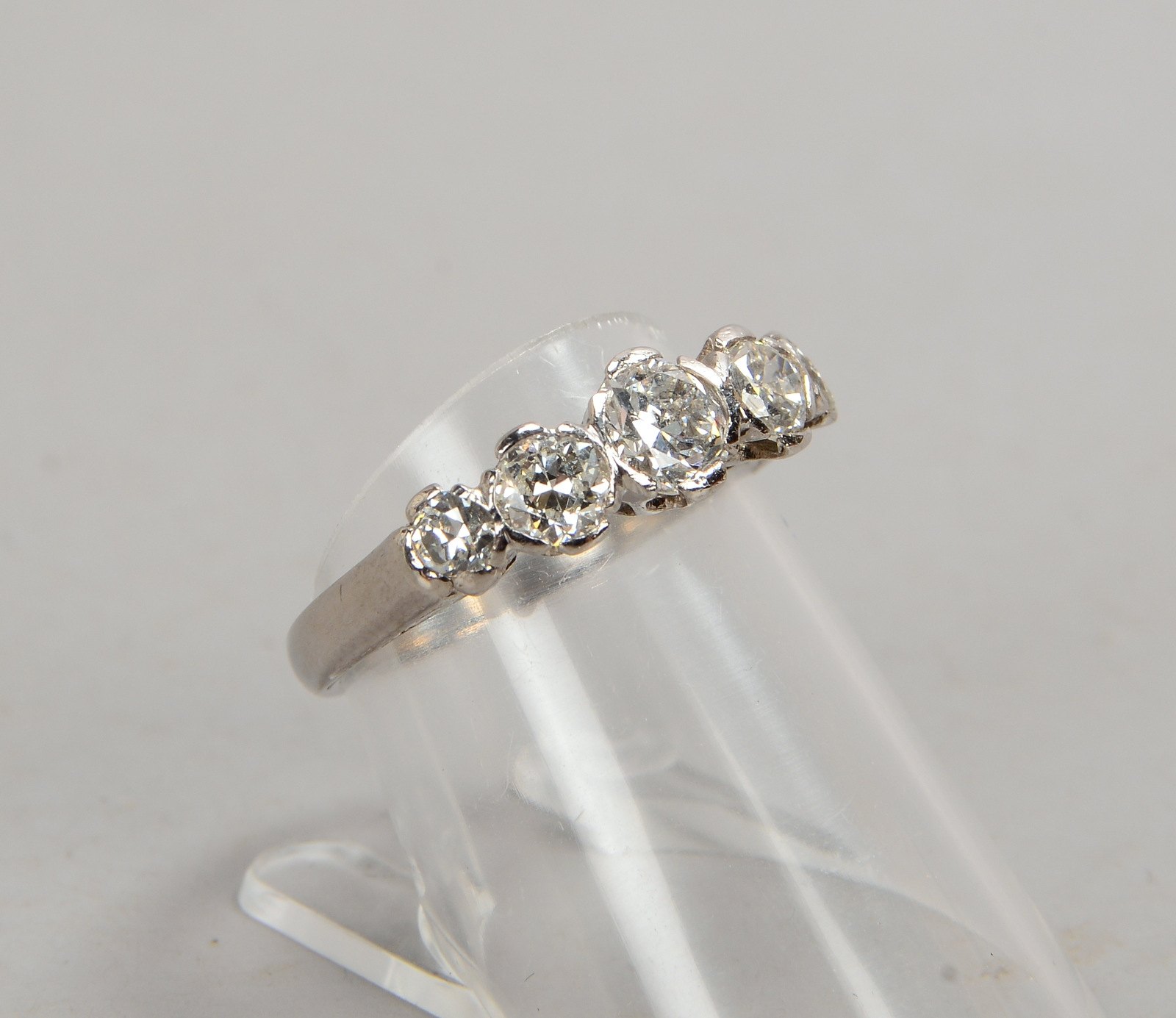 Ring, 750 WG (gest.), mit 5x Brillanten/zus ca. 1,13 ct, Vvs-Vs; RG 54, Gew. 4,53 g