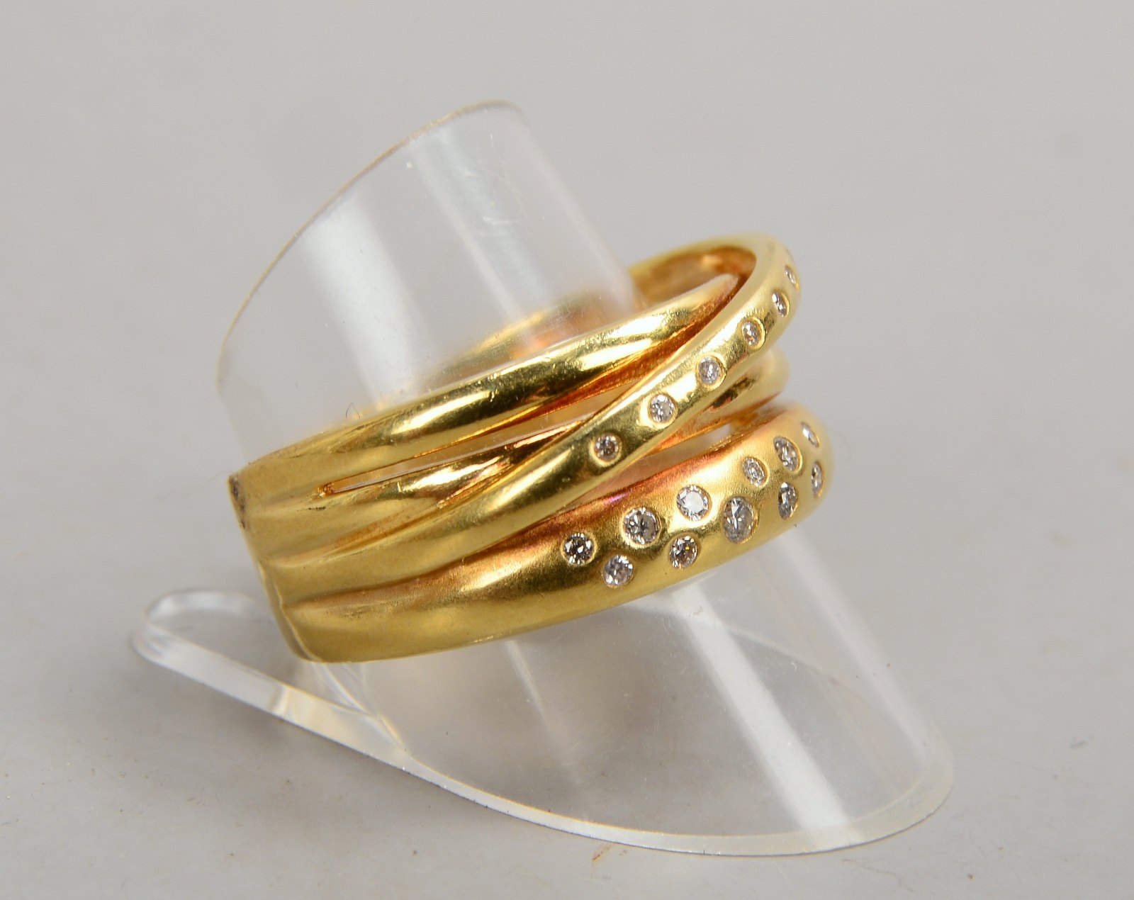 Designerring, 585 GG (gest.), mit 18x Brill./ca. 0,18 ct (punz.); RK 10 mm, RG 64