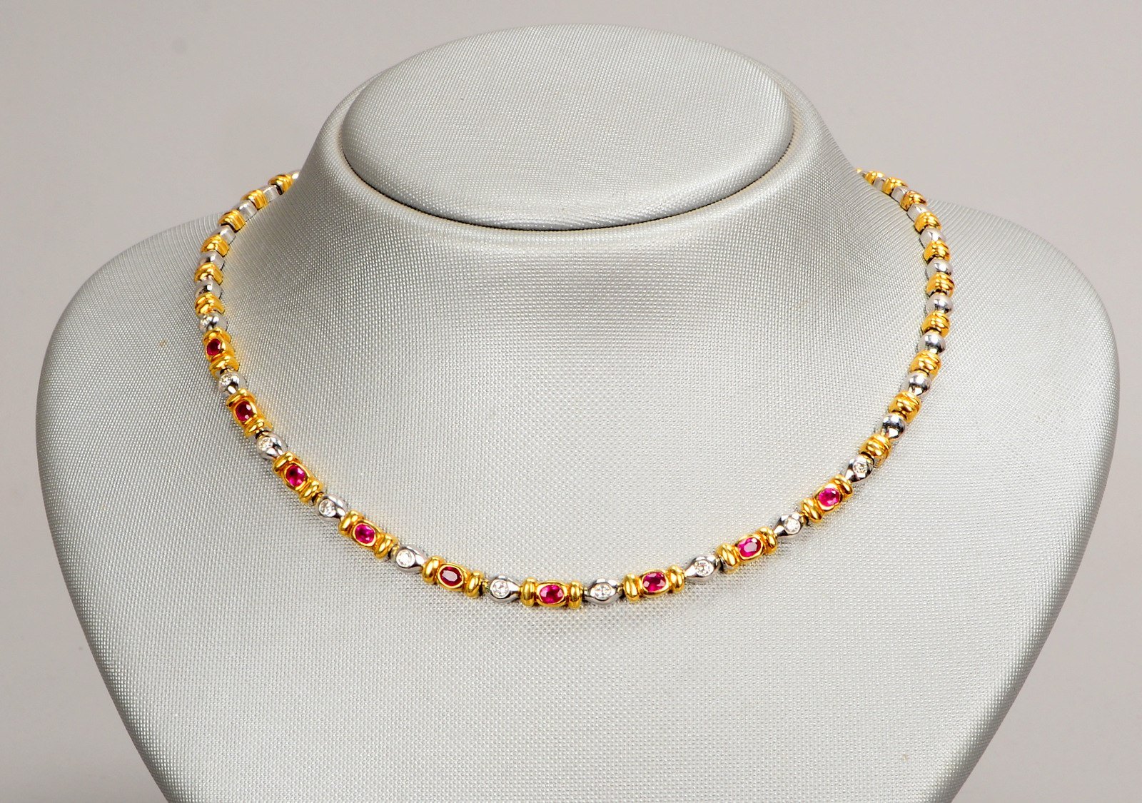 Collier, 750 GG/WG (gest.), GG-/WG-Glieder, 9x Rubine und 10x Brill., 'H - I'Vs-Si