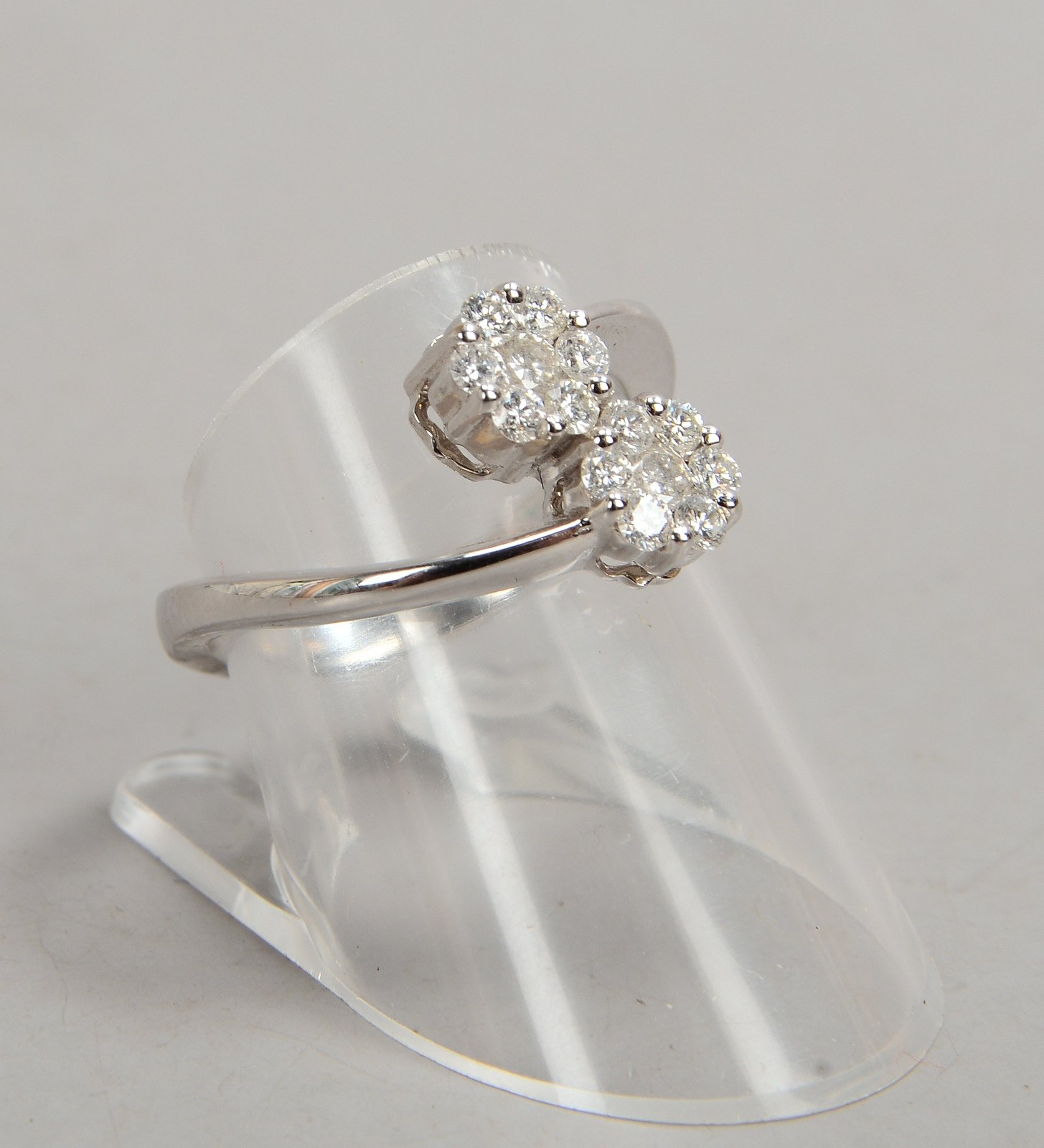 Ring, 750 WG (gest.), mit 14x Brillanten, Farbe Weiß, Vvsi-Vsi; RG 55, Gew. 5,40 g