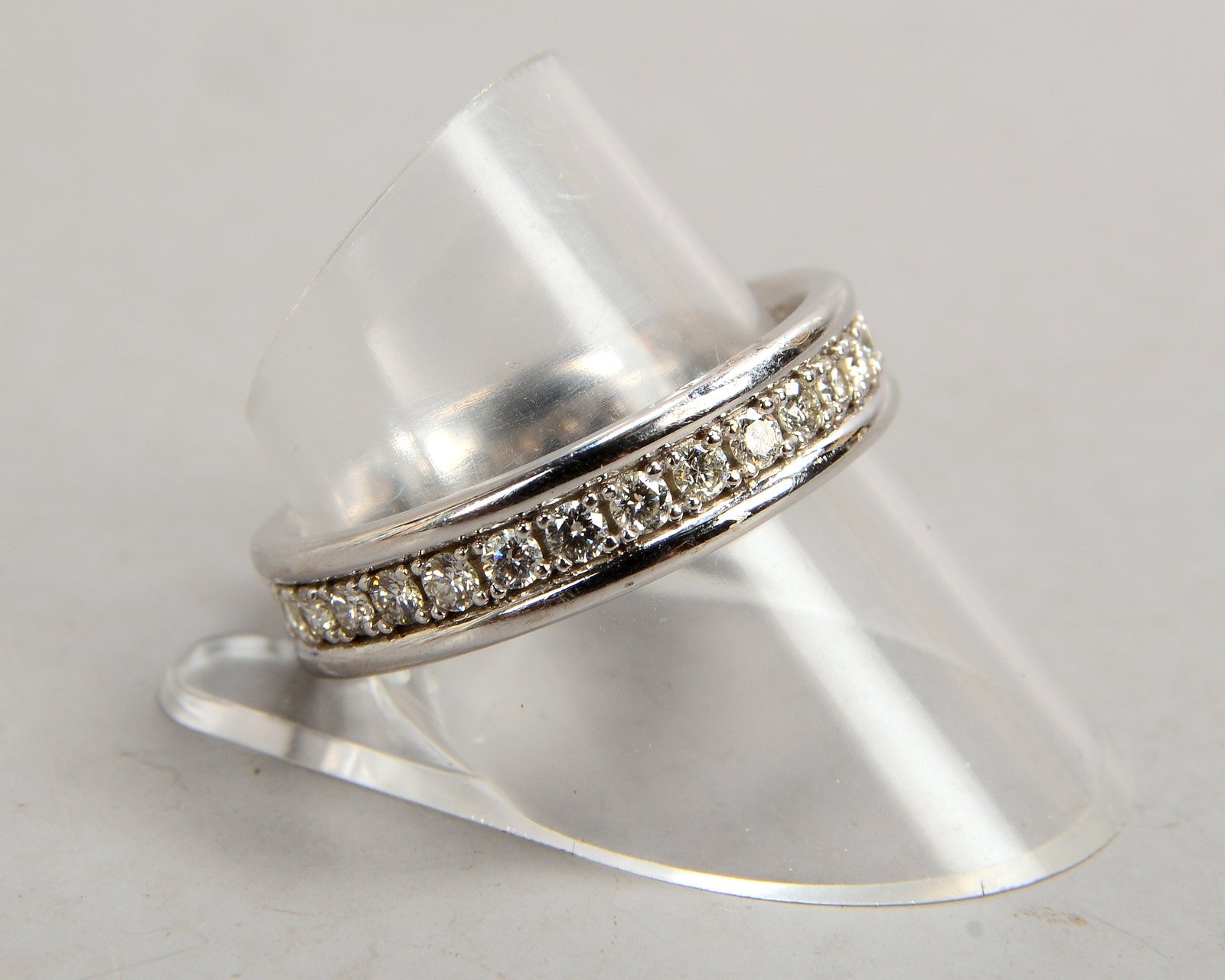 Moncara, Ring, 585 WG (gest.), mit 30x Brill./zus. ca. 1,05 ct, Farbe G - H, Vvs-Vs