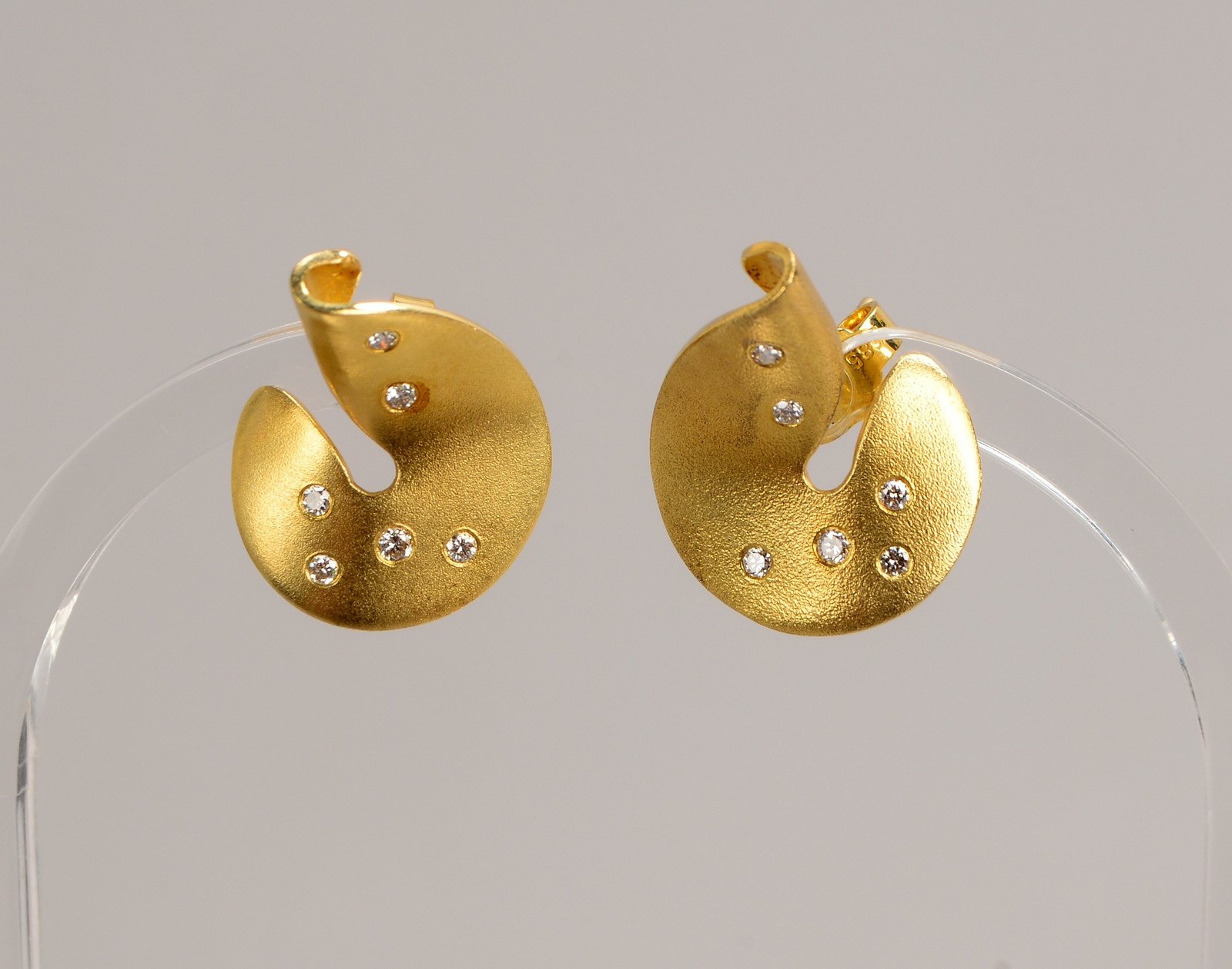 Paar Ohrstecker, 585 GG (gest.), insges. 12x kl. Brill.; Maße 14 x 20 mm, Gew. 5,80 g