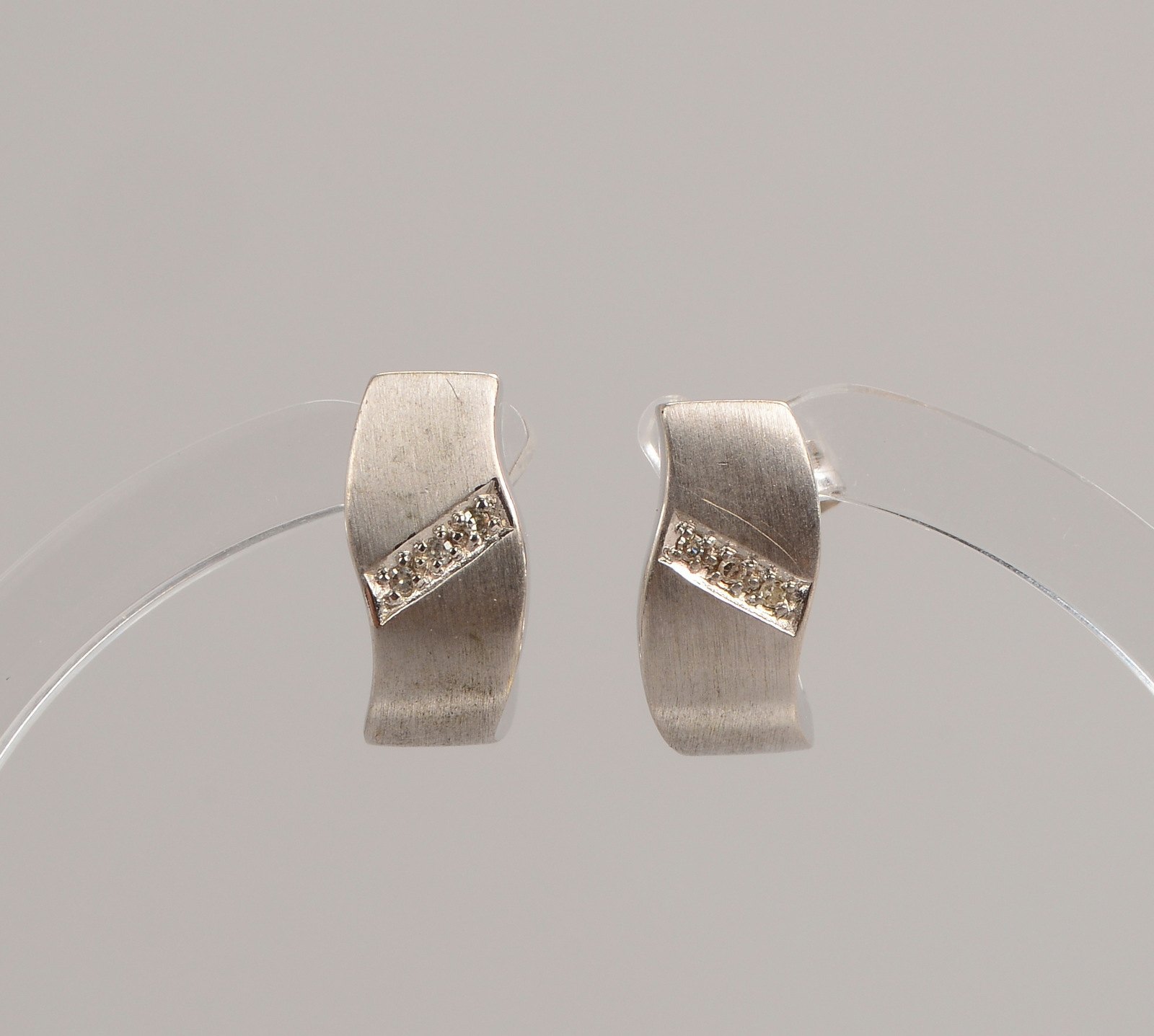 Paar Ohrstecker, 585 WG (gest.), mit insges. 6x Brillanten; Länge 14 mm, Gew. 5 g