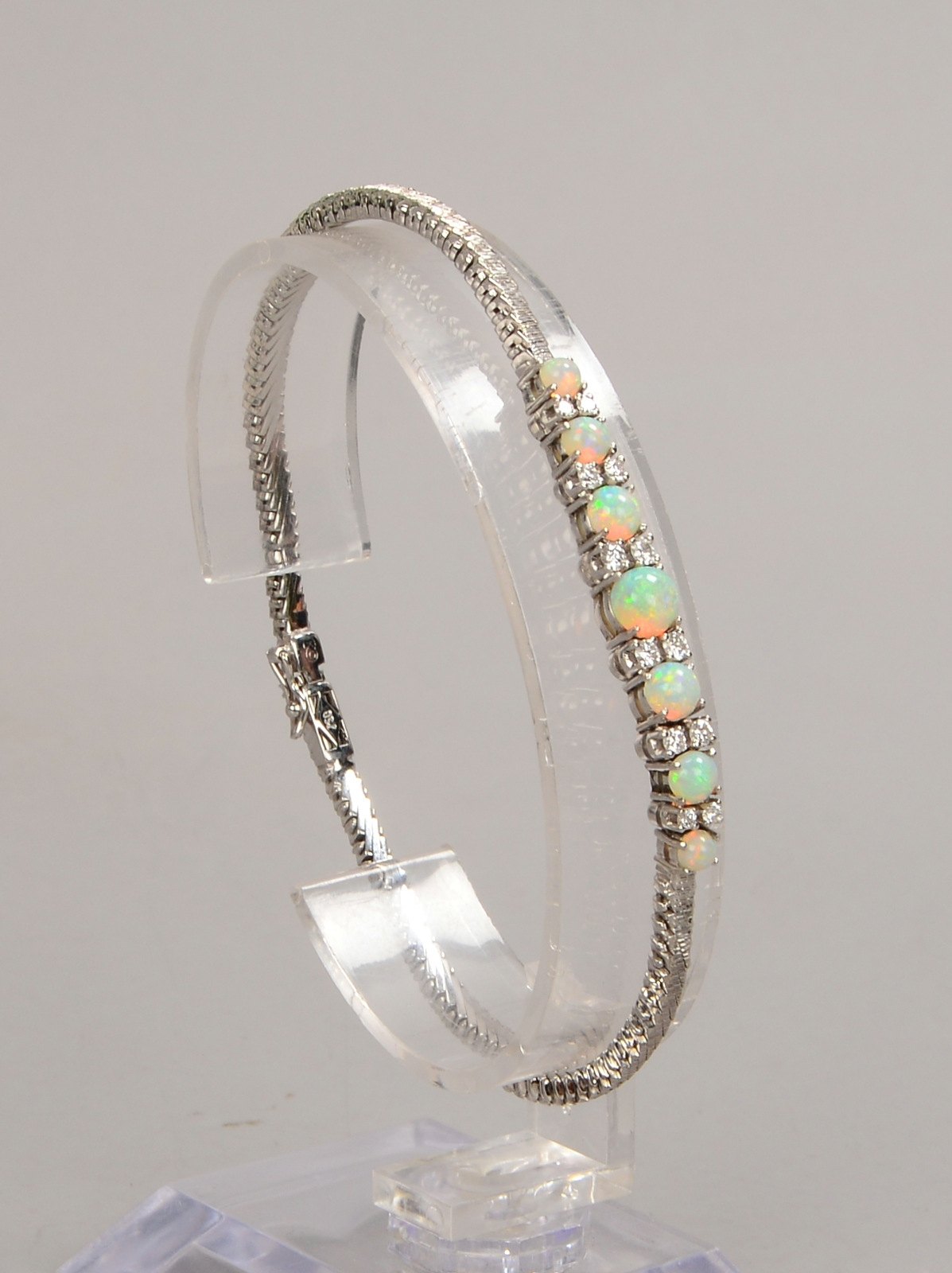 Armband, 750 WG, mit 7x Opalen/ca. 1,0 ct, und 12x kl. Brill./0,24 ct, G - H, Vvs-Vs