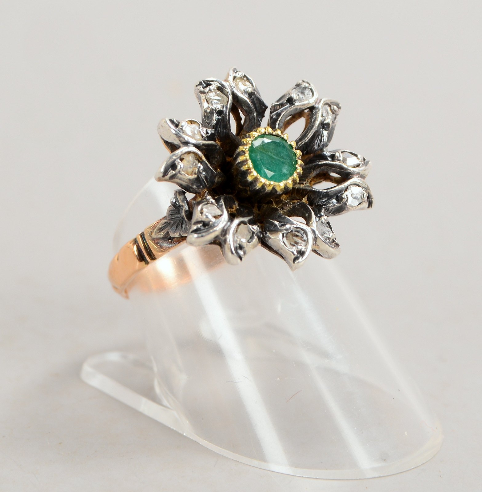 Ring, 12 kt Gold/Silber, mit Smaragd und 12x Diamantrosen; Ringkopf Ø 18 mm