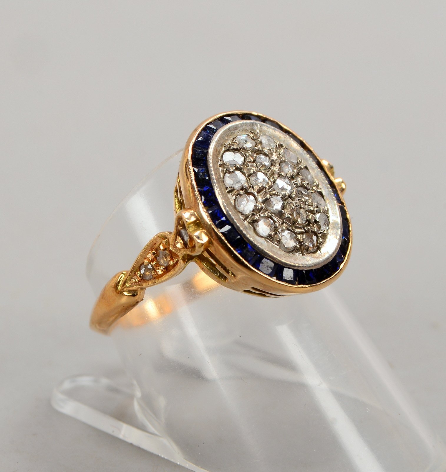 Ring, 585 GG (gest.), mit Diamantbesatz/ca. 0,25 ct und Saphiren/ca. 0,80 ct