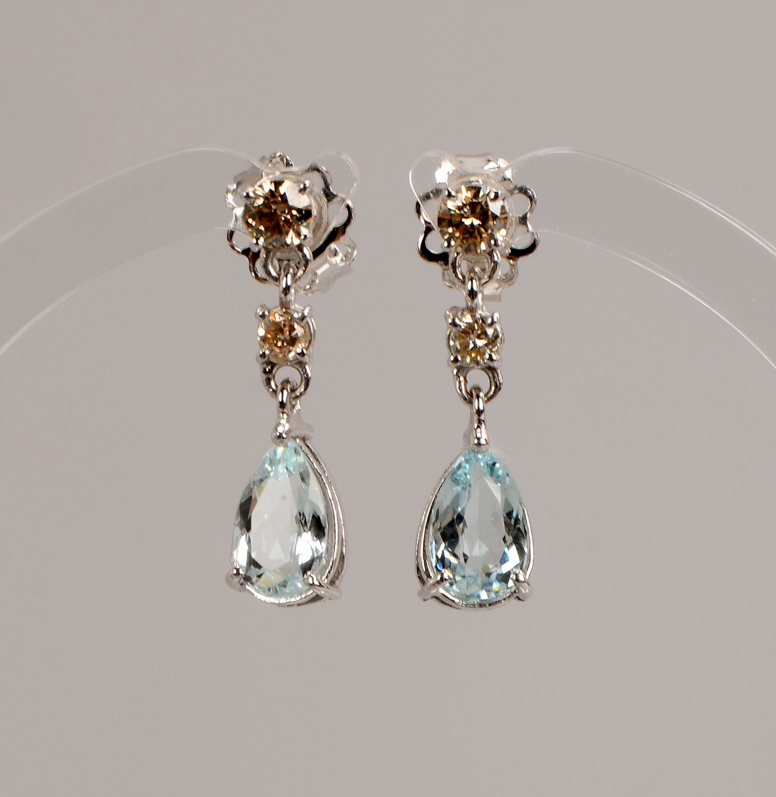 Paar Ohrstecker, 585 WG (gest), jew. mit Aquamarin/ca. 1,50 ct und 2x Brill./ca. 0,46 ct