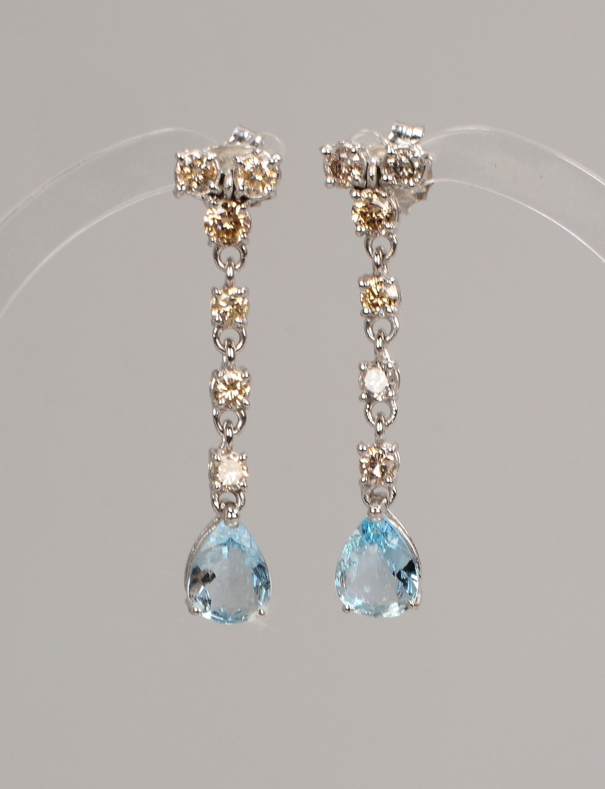 Paar Ohrstecker, 585 WG (gest), jeweils mit Aquamarin und 6x Brill./ca. 1,27 ct