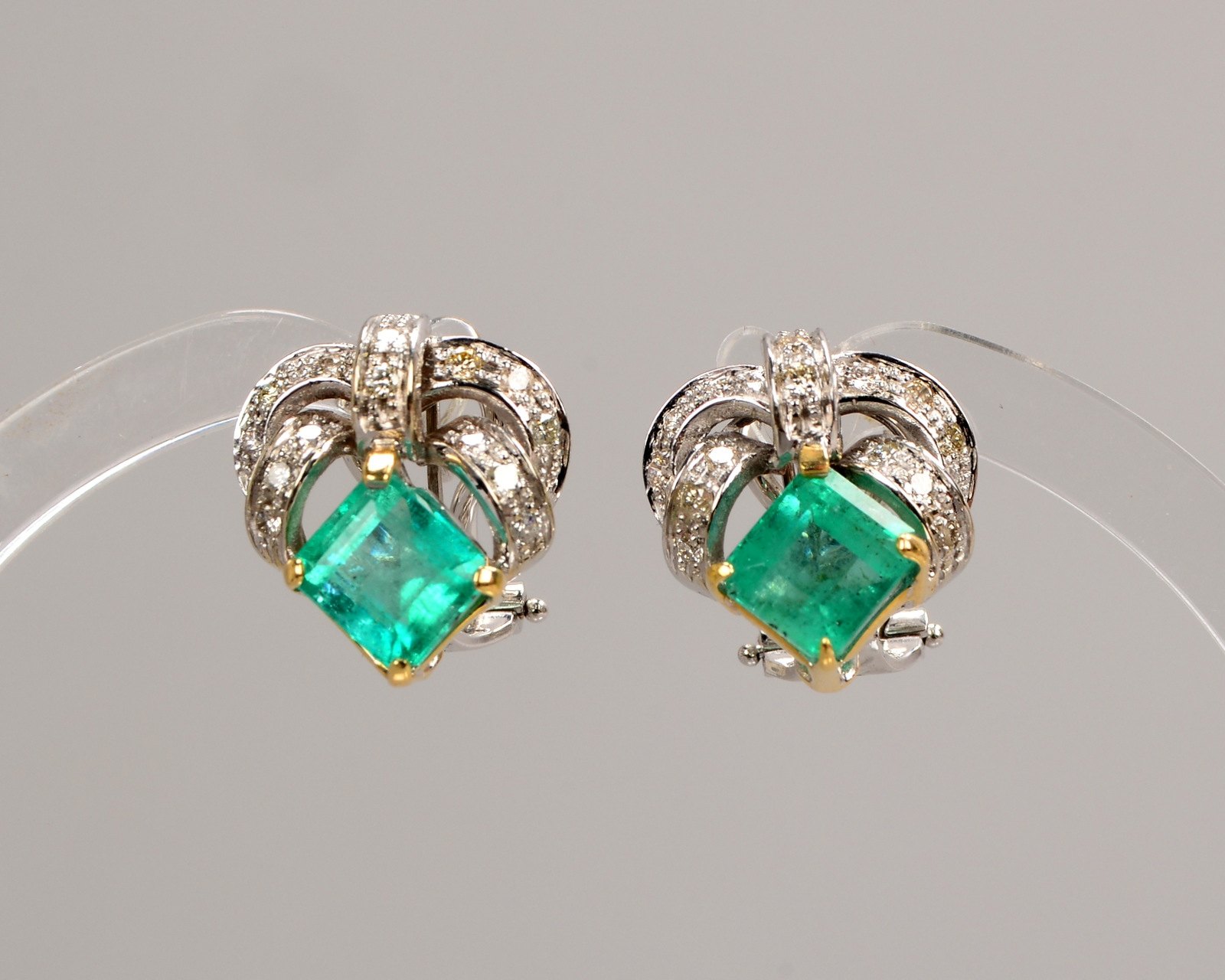 Paar Ohrstecker, 585 WG (gest.), mit Smaragden/Diamanten, mit Clipschließe; Gew. 6 g