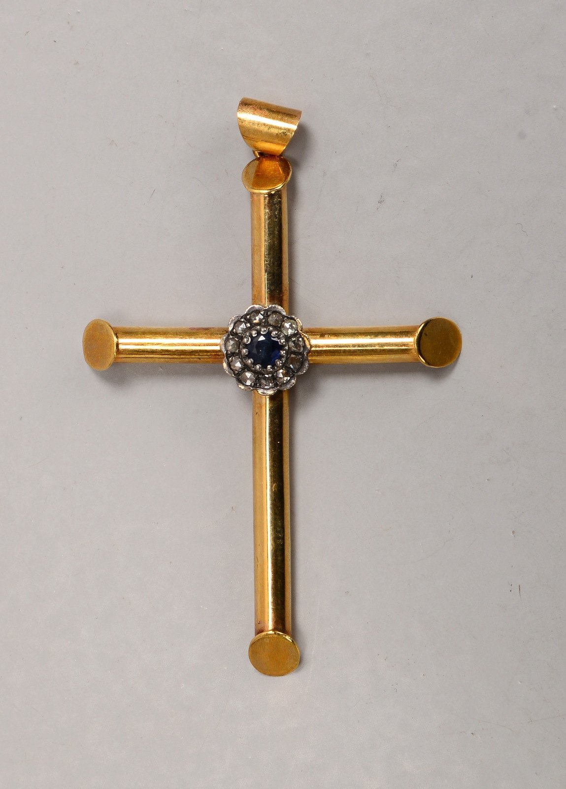Anhänger, 375 GG (gest.) und Silber, 'Kreuz', mittig 'Blüte' mit Saphiren/Diam.