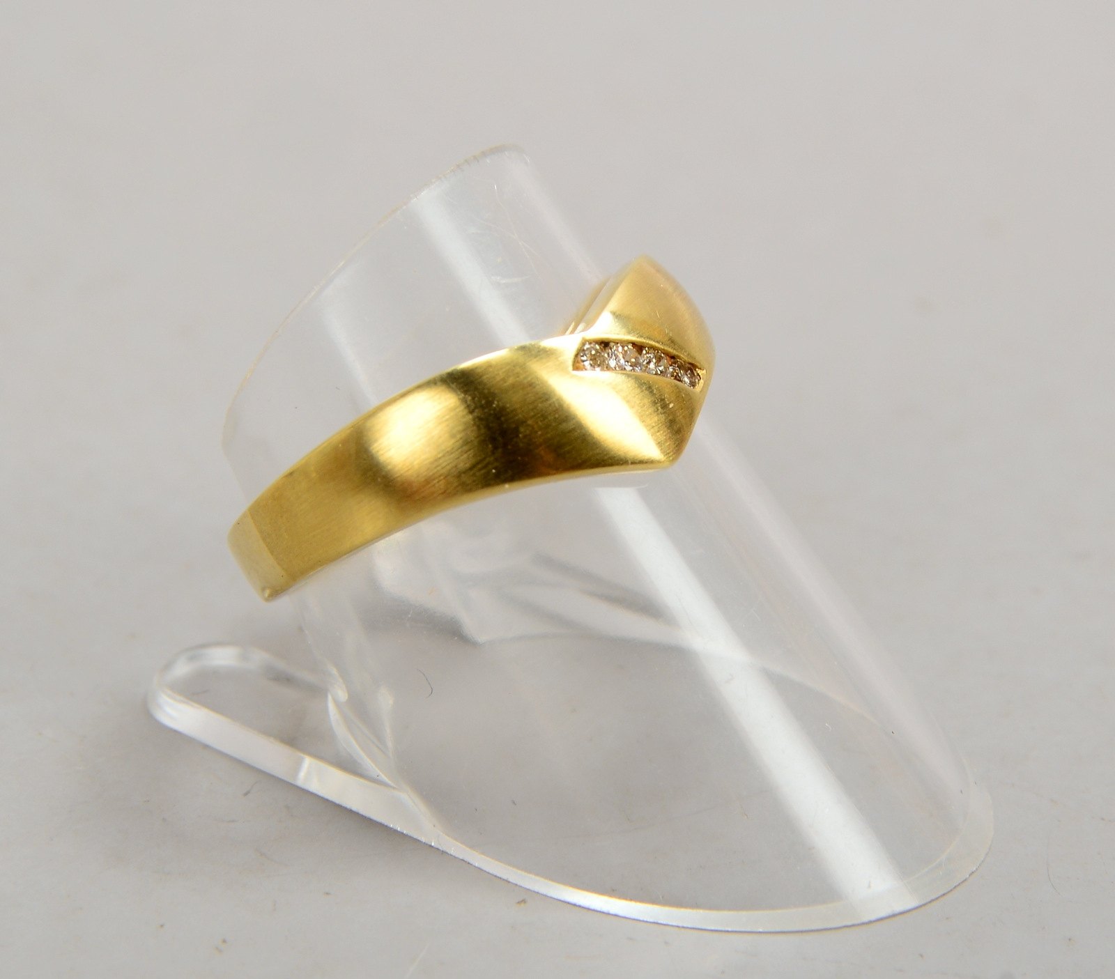 Ring, 585 GG (gestempelt), besetzt mit 4x kleinen Brillanten; RG 56, Gewicht 3,50 g