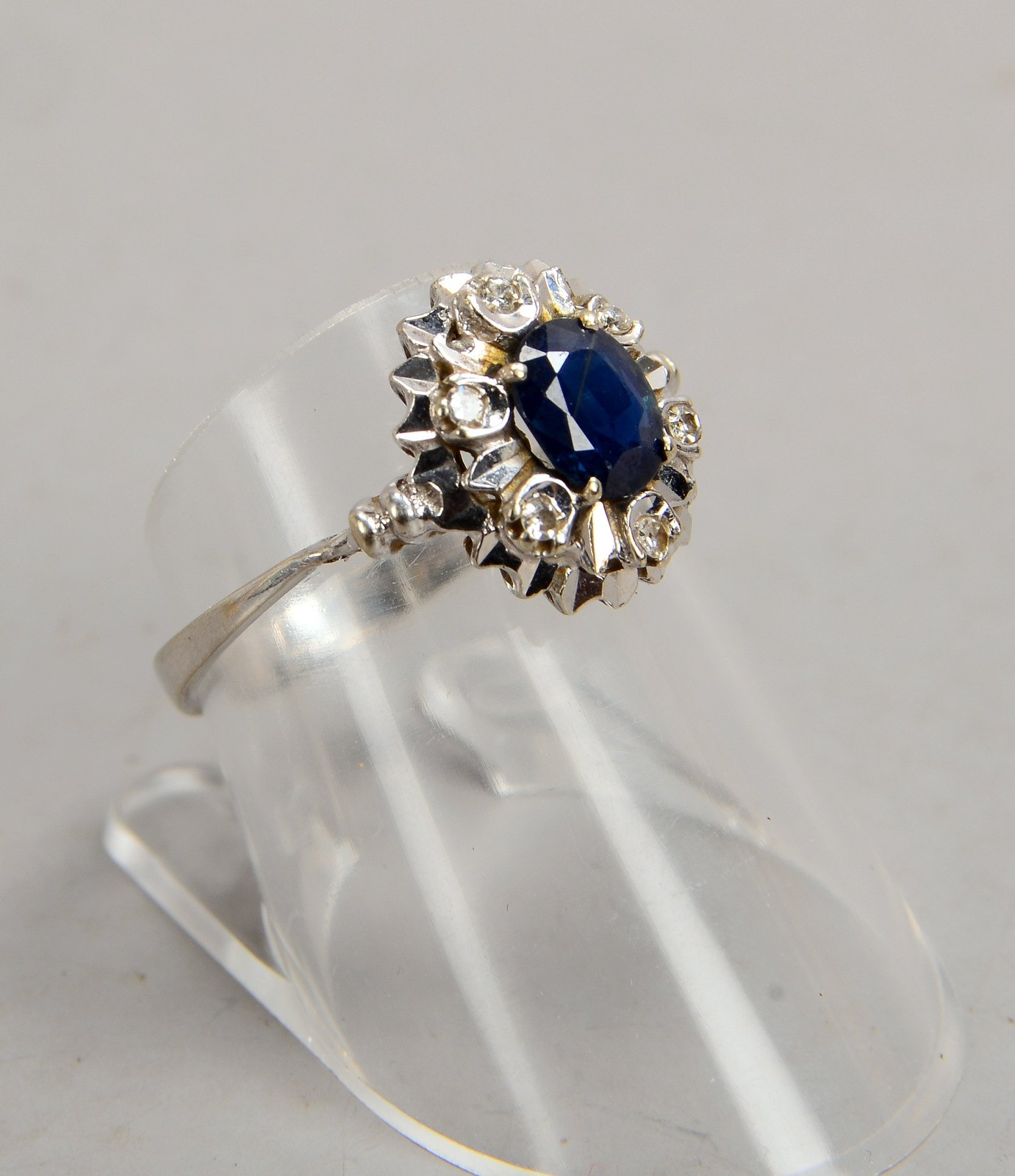 Ring, 750 WG (gest.), mit Saphir, 5x Diam. im Achtkantschliff und Brill./ersetzt!