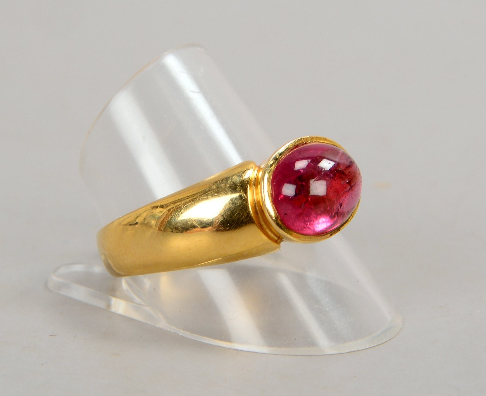 Ring, 585 GG (gest.), mit Turmalincabochon (gepr.), Farbe Rosa; RG 64, Gew. 7 g